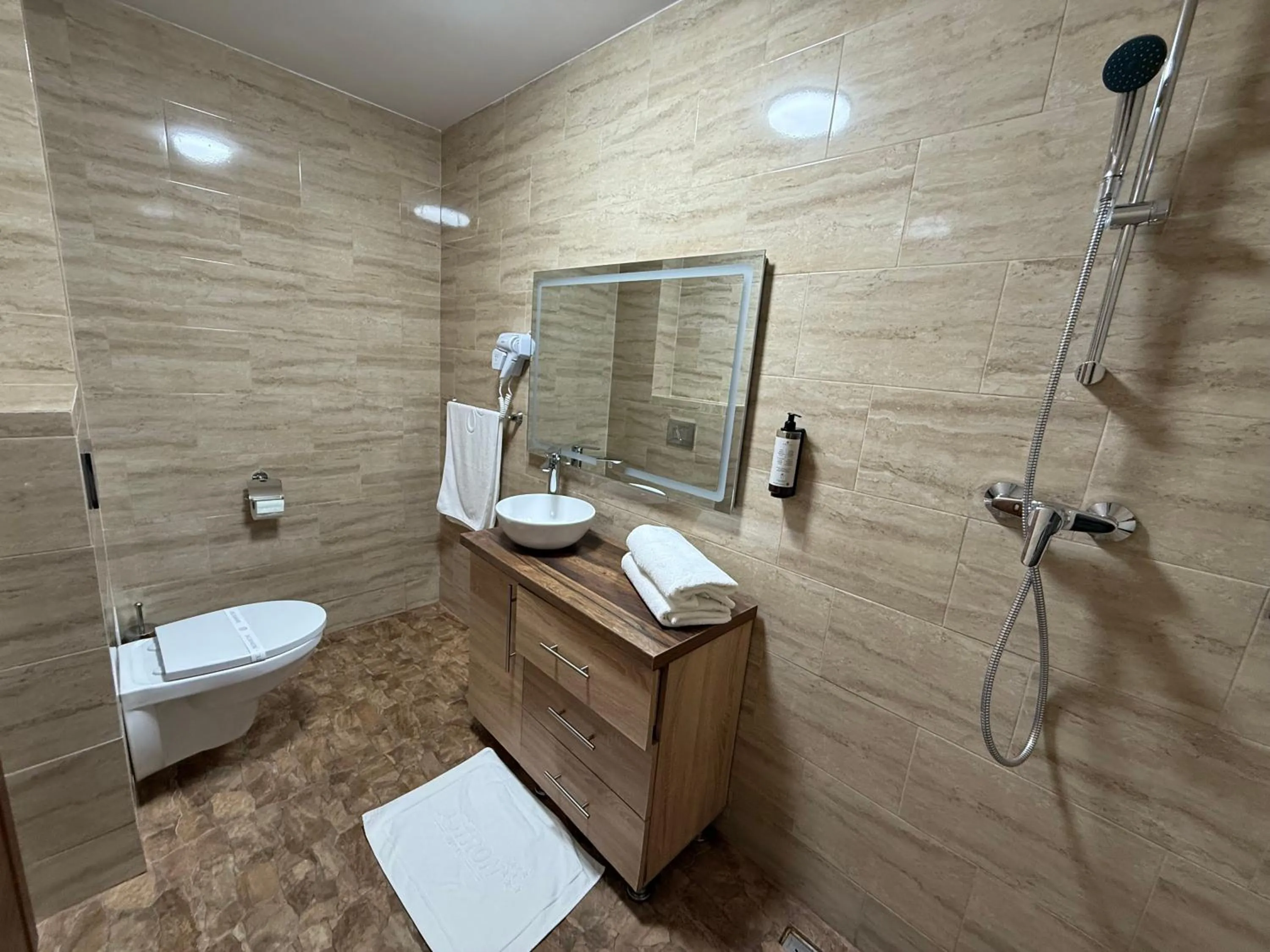 Shower in Conacul Radacinilor