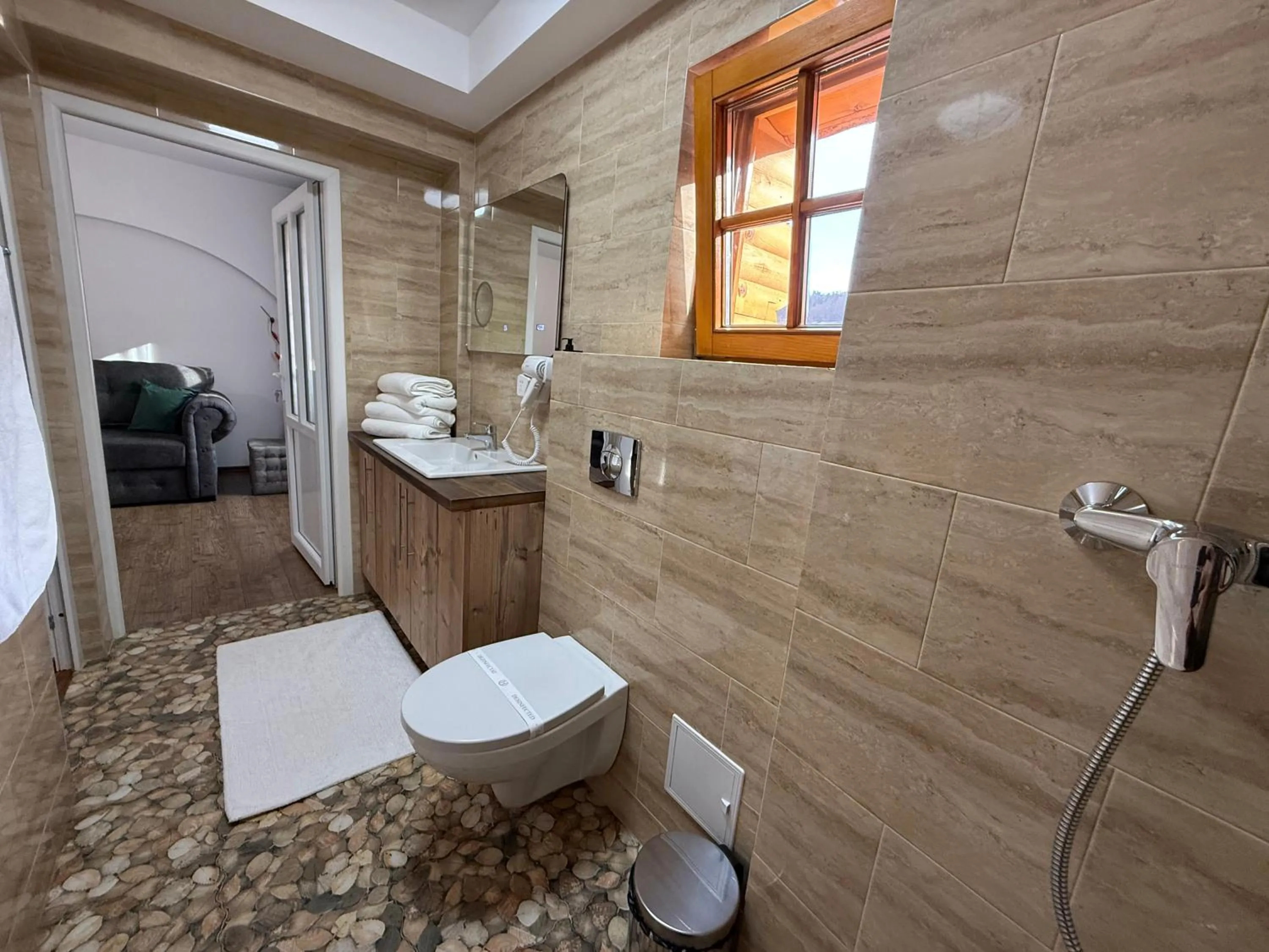 Shower in Conacul Radacinilor