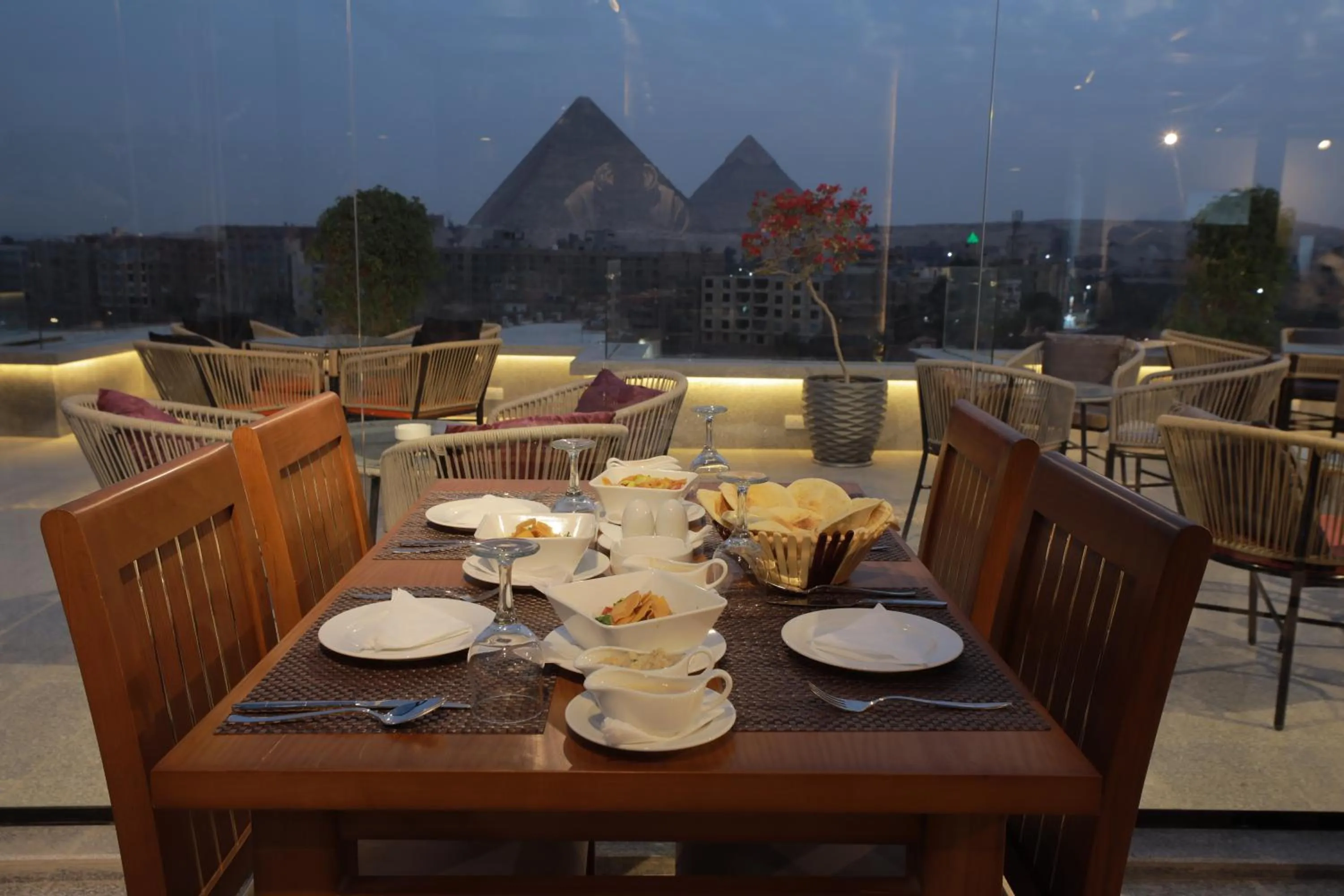 Restaurant/places to eat in Pyramid Front Hotel