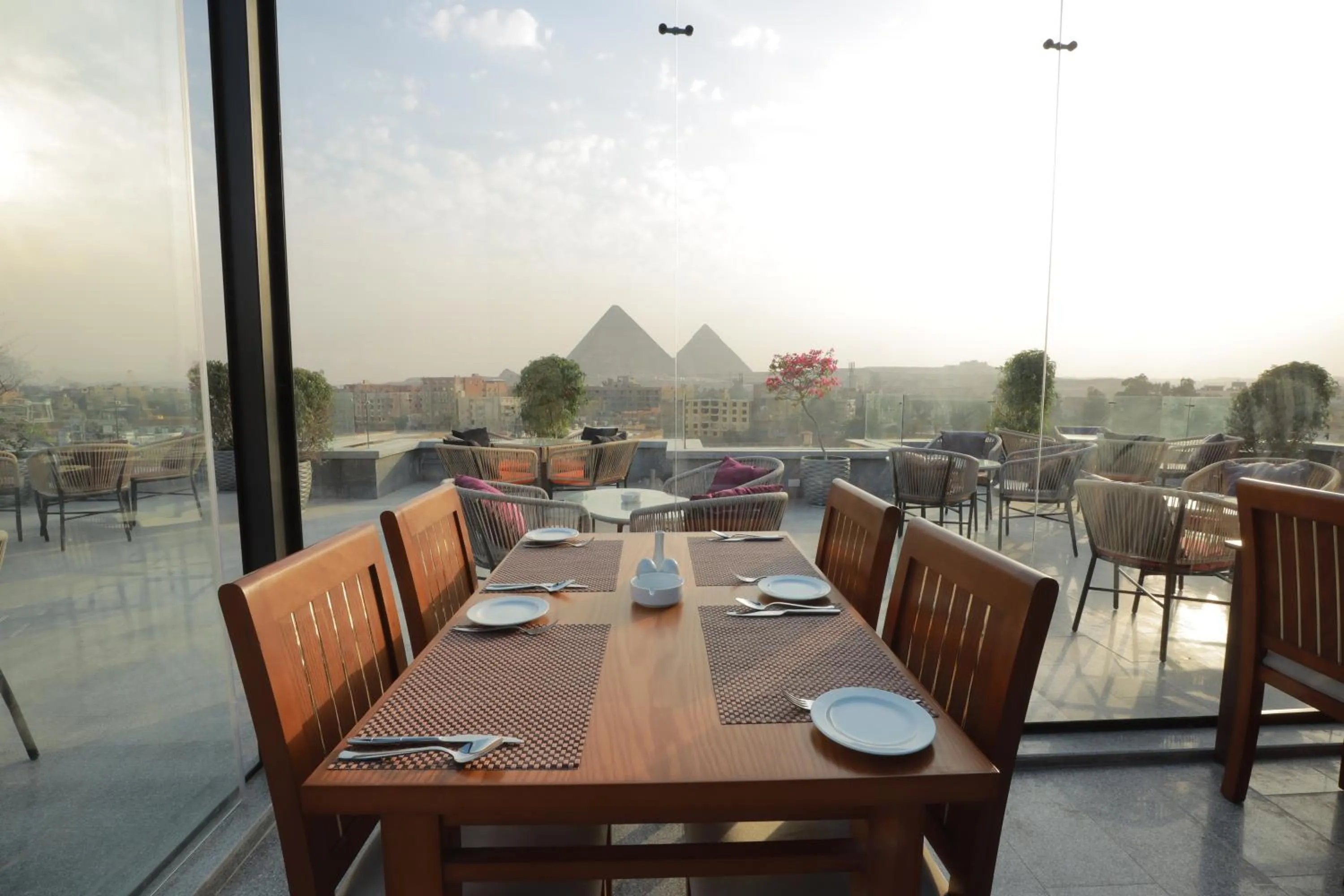 Restaurant/places to eat in Pyramid Front Hotel