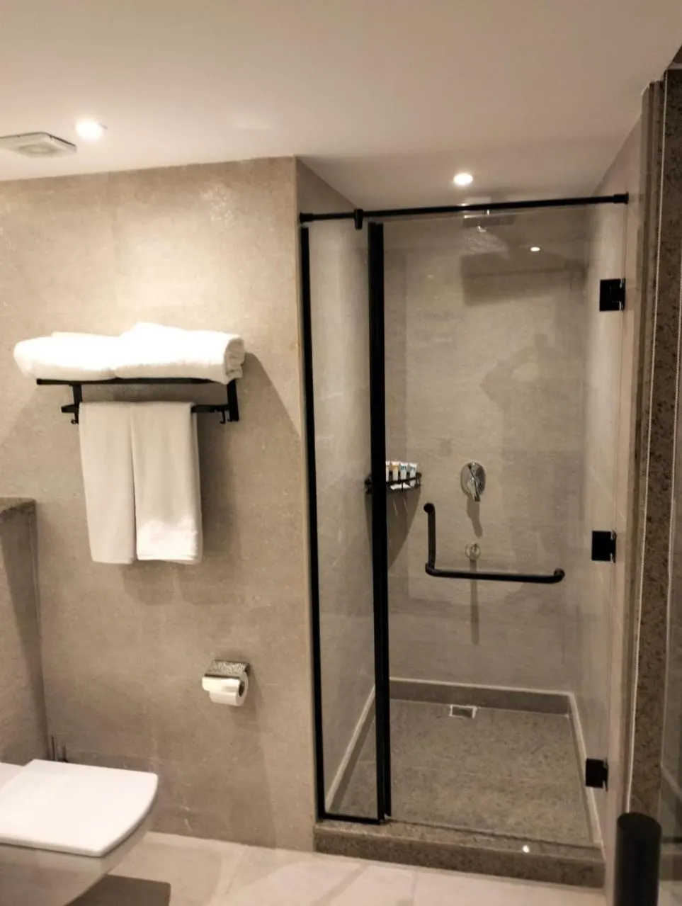 Bathroom in Pyramid Front Hotel