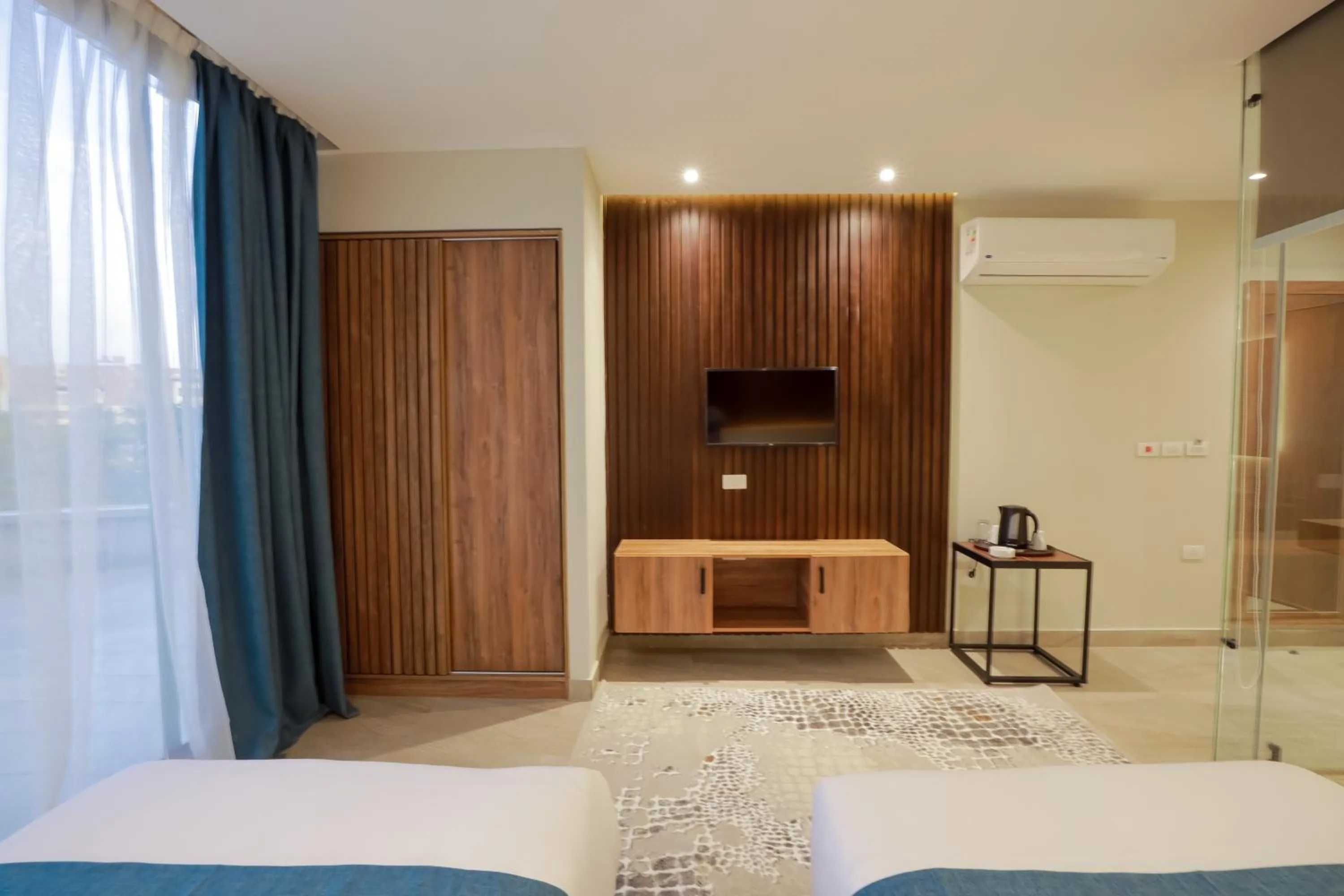 Garden, Bed in Pyramid Front Hotel