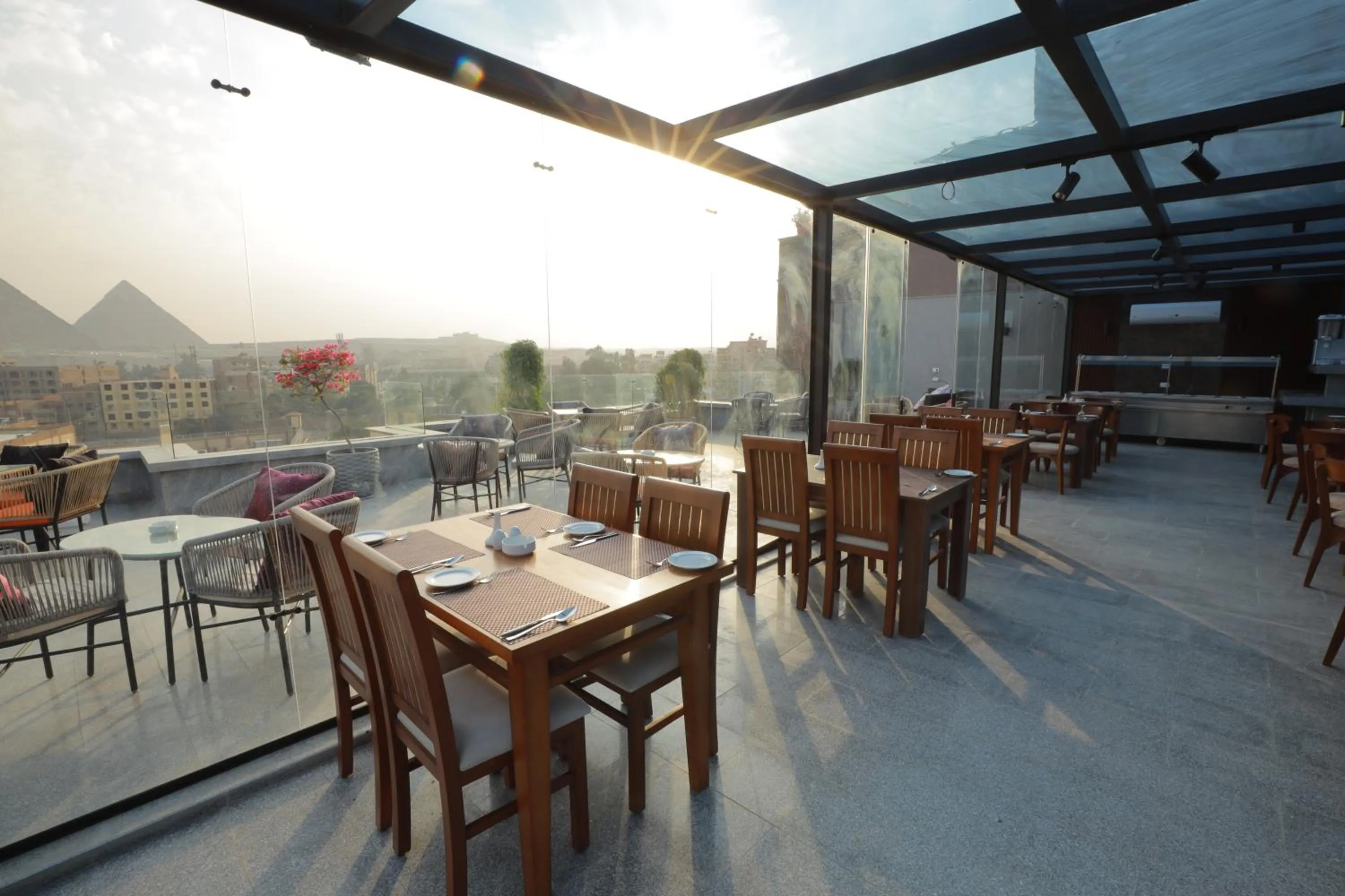 Restaurant/places to eat in Pyramid Front Hotel