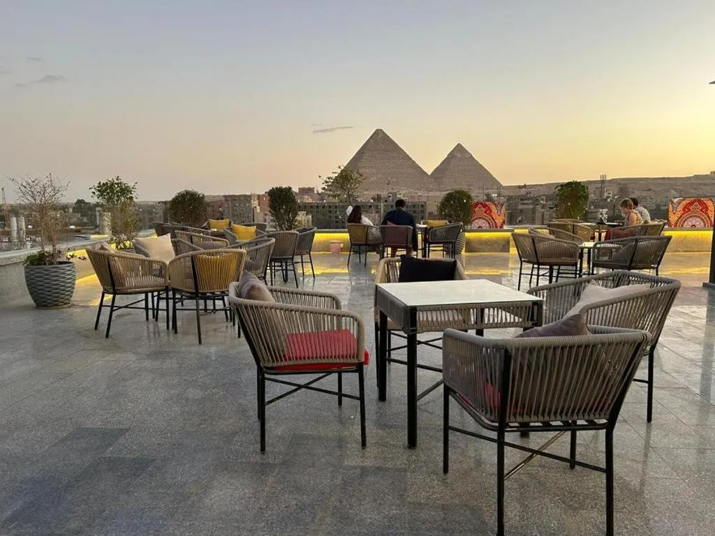 Restaurant/places to eat in Pyramid Front Hotel