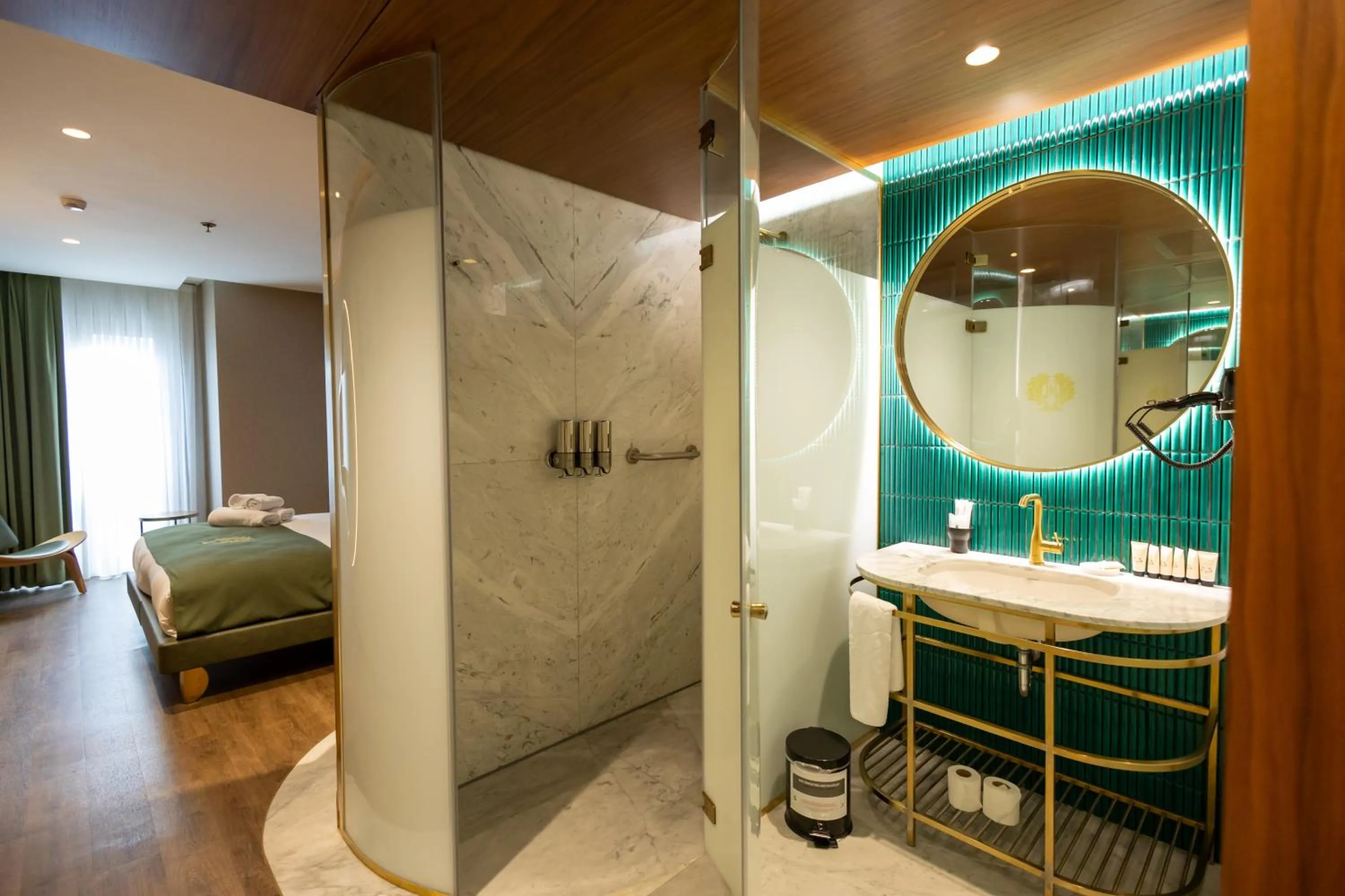 Shower, Bed in Kate Hotel Special Class & SPA