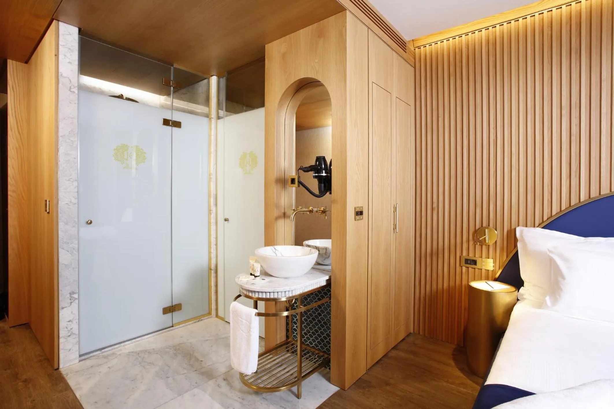 Shower, Bed in Kate Hotel Special Class & SPA