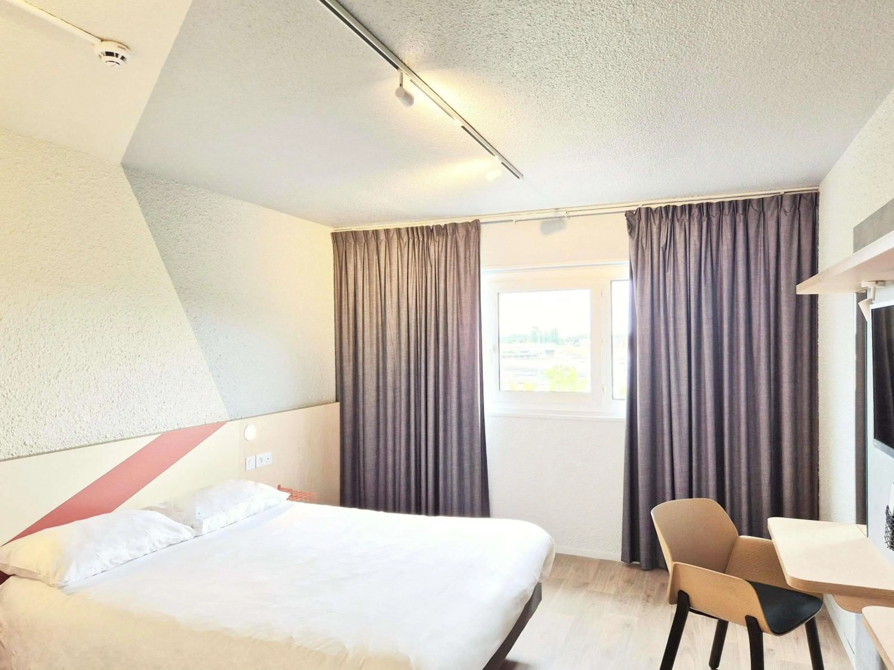 Bedroom, Bed in ibis budget Tours Sud