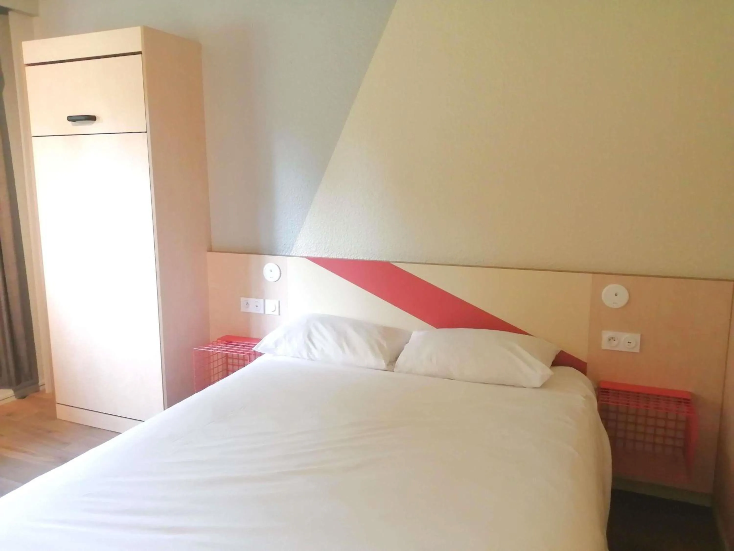 Bedroom, Bed in ibis budget Tours Sud