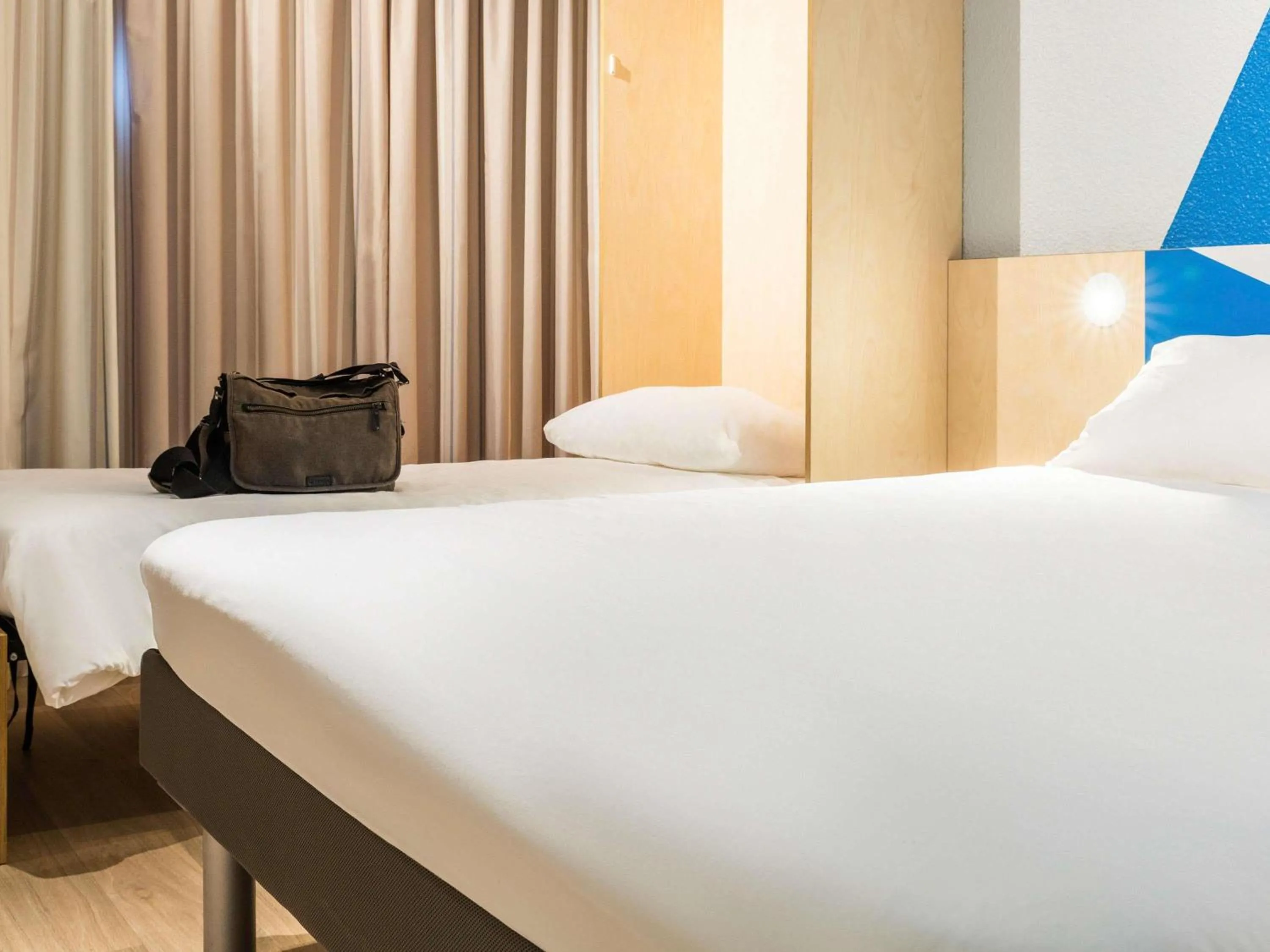 Bedroom, Bed in ibis budget Tours Sud