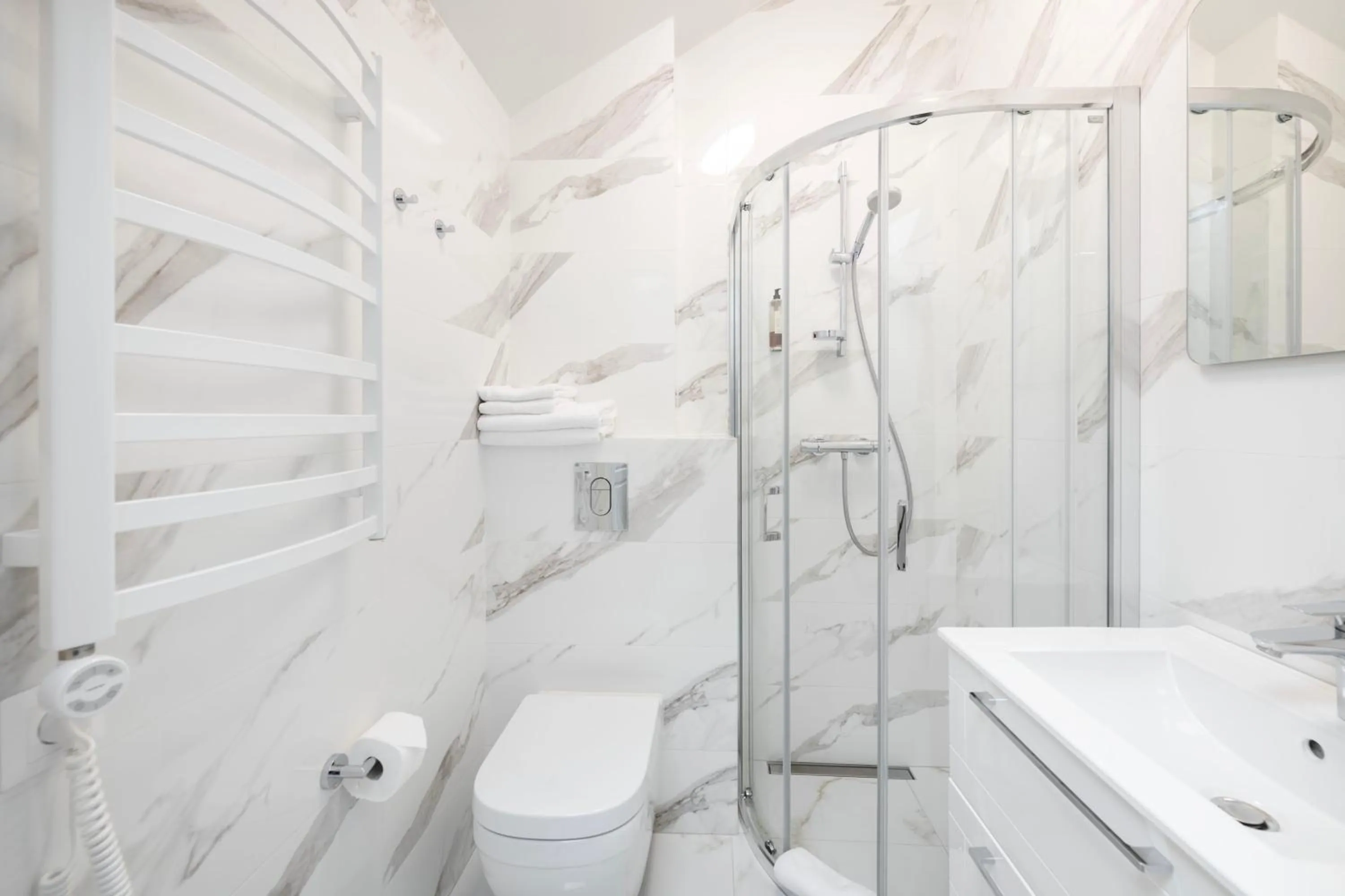 Shower in GRAND CROWN