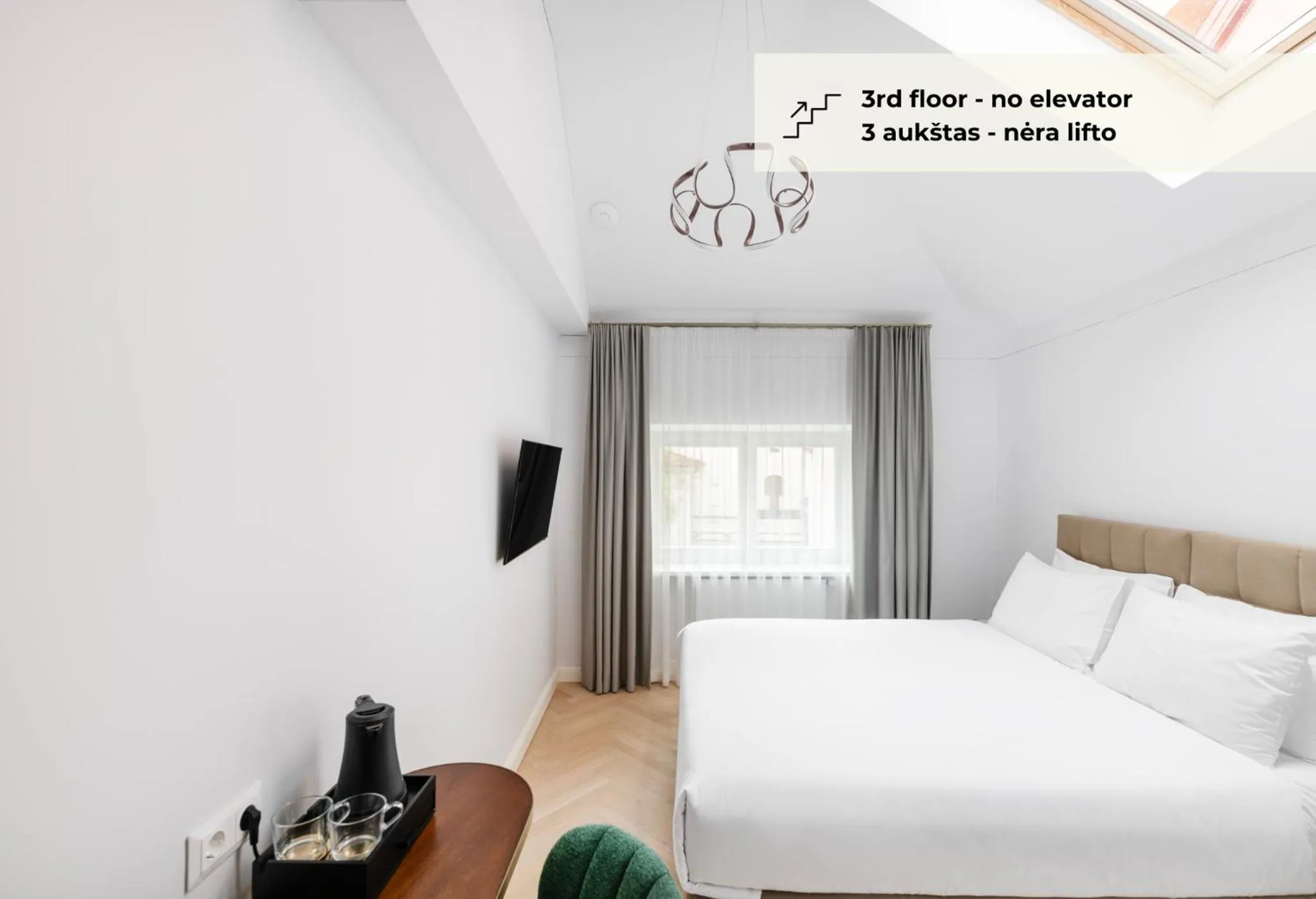 Photo of the whole room, Bed in GRAND CROWN