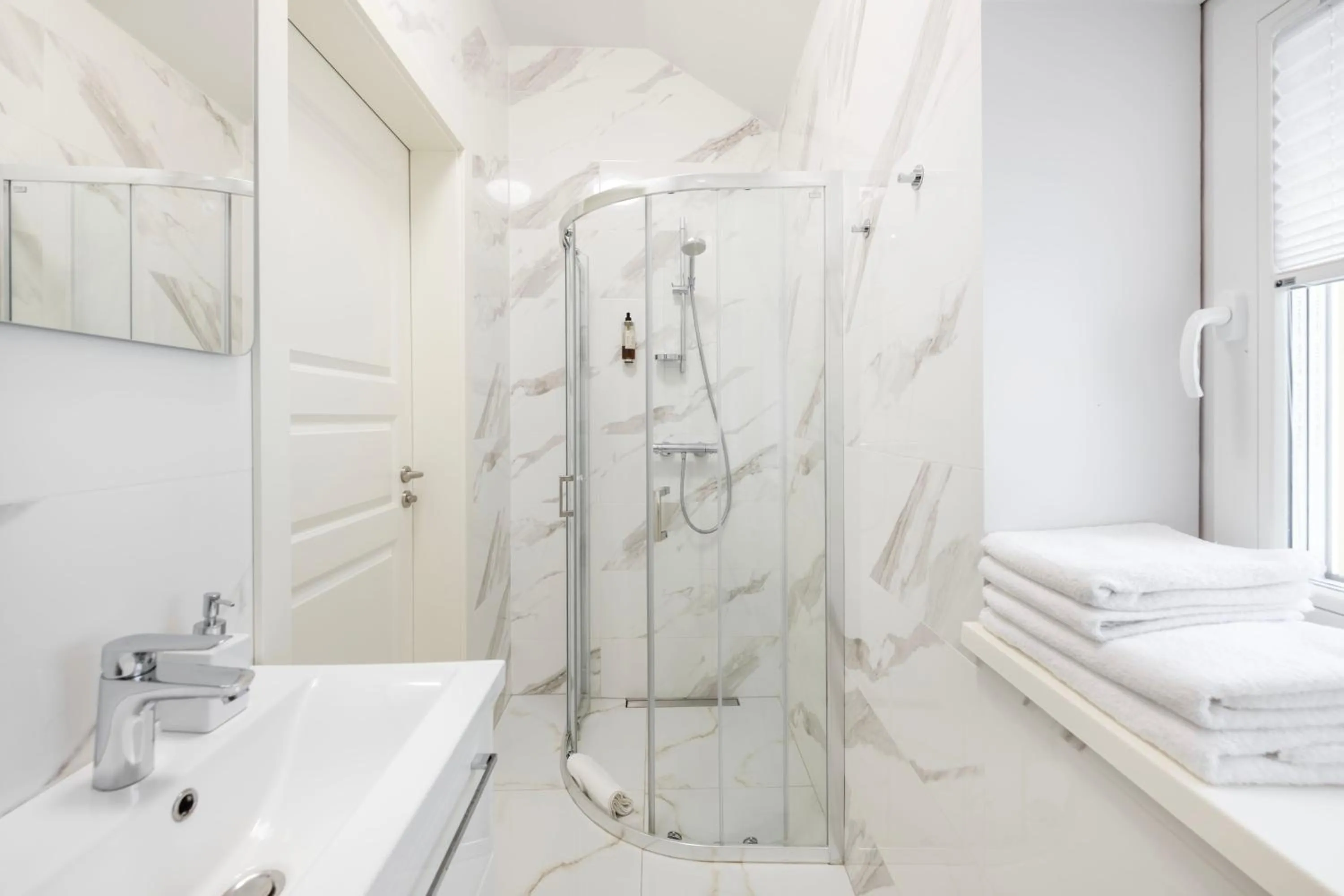 Shower in GRAND CROWN