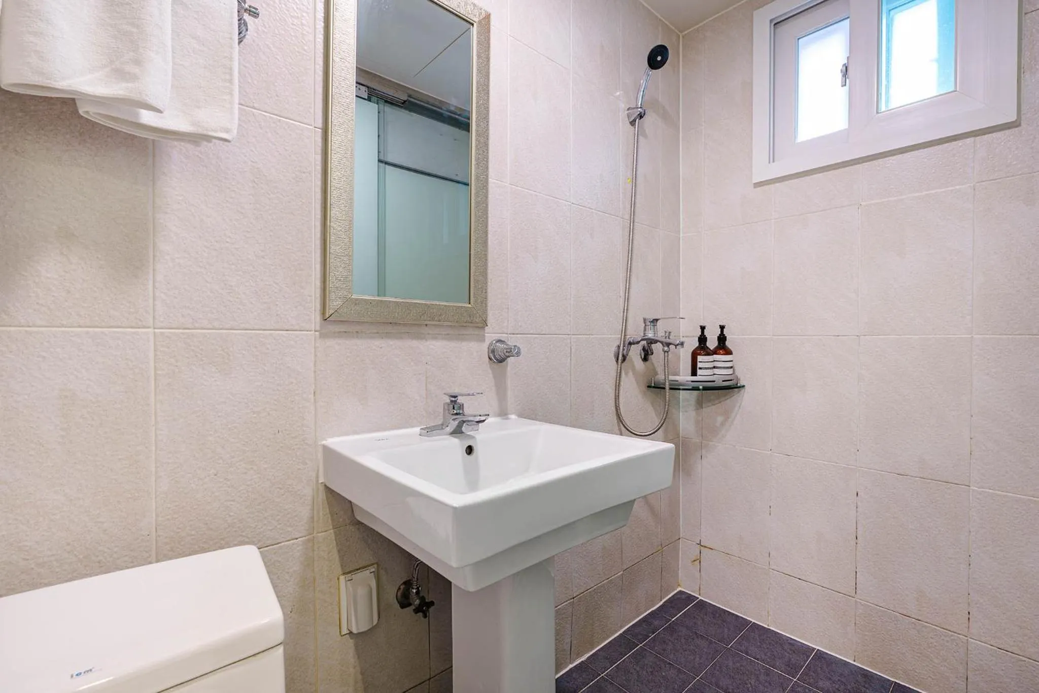 Toilet in Hotel Less Seoul