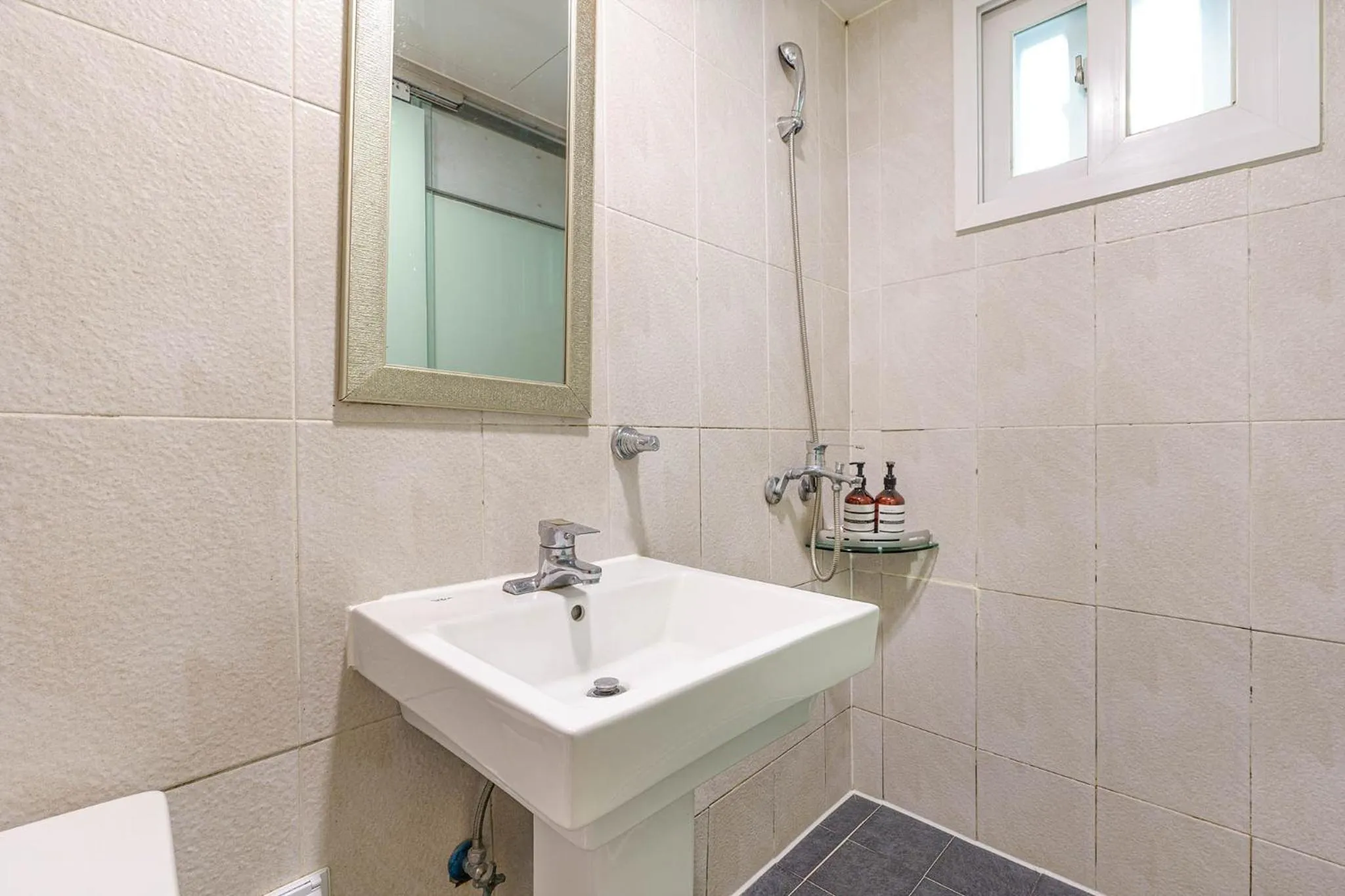 Bathroom in Hotel Less Seoul