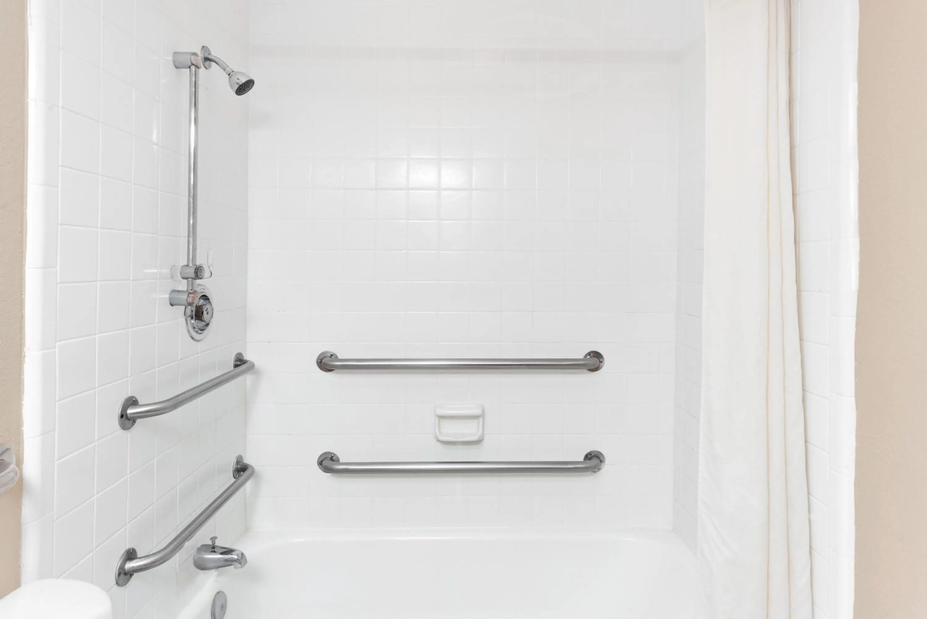 Bathroom in Super Inn & Suites Carrollton