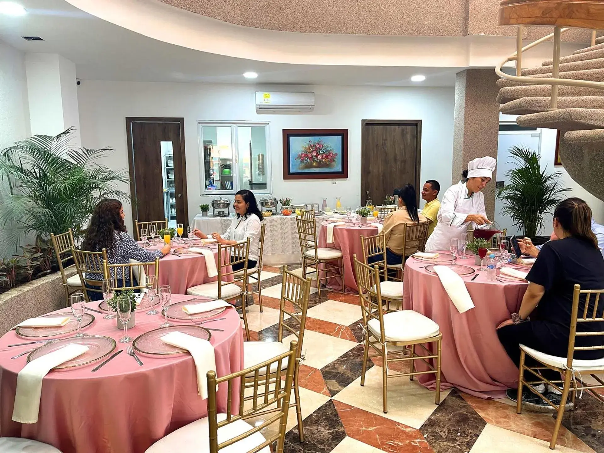 Restaurant/places to eat in Hotel Prado 72 INN Restaurant/places to eat in Hotel Prado 72 INN