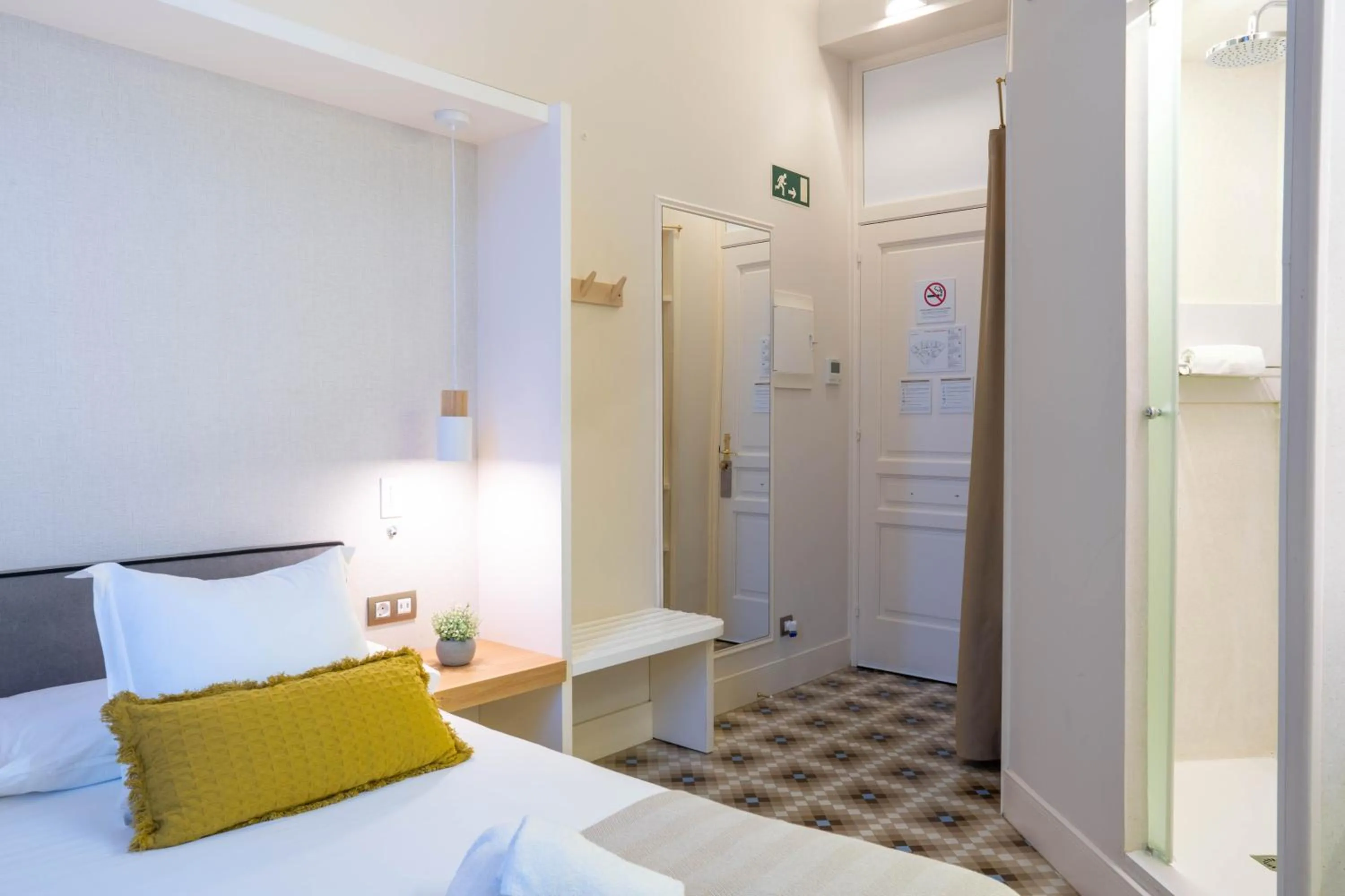 Photo of the whole room, Bed in Feelathome Casa Bertrand