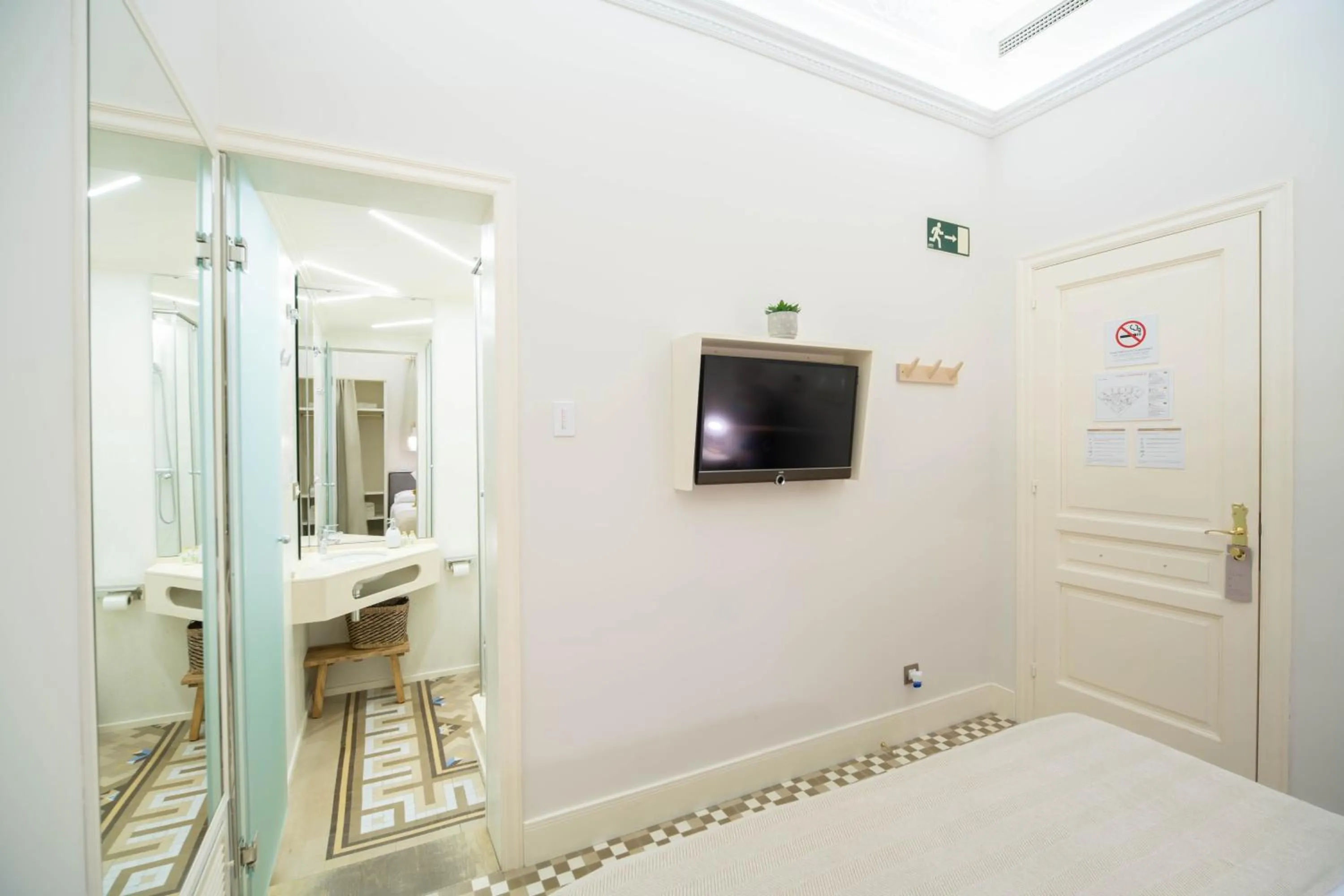 Bathroom, Bed in Feelathome Casa Bertrand