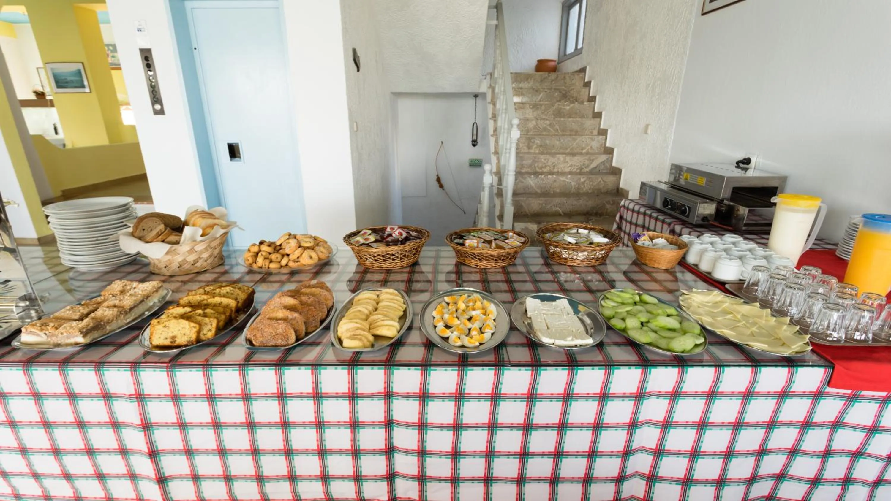 Restaurant/places to eat in Neon Hotel