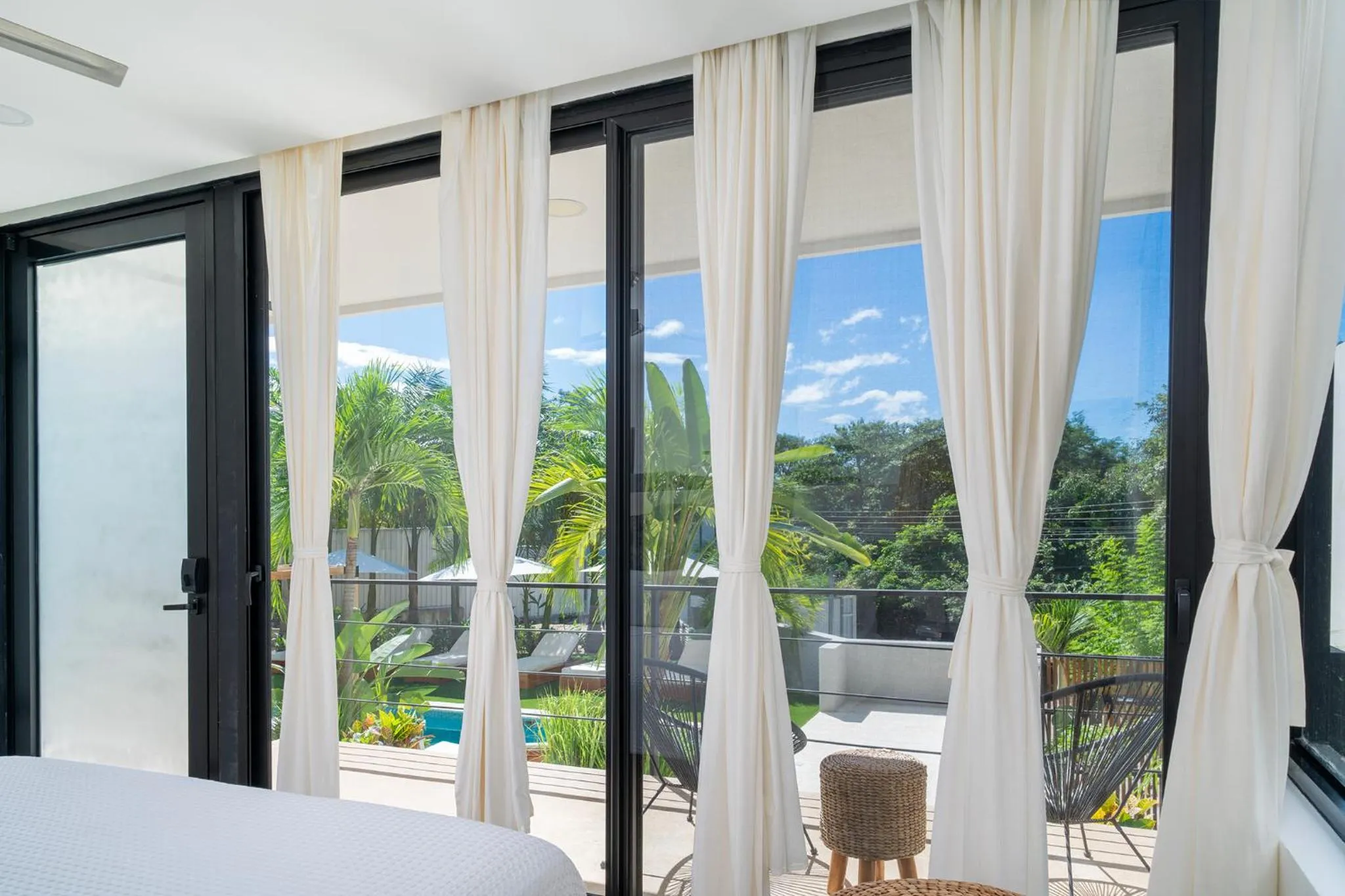 Patio, Bed in L'Avventura