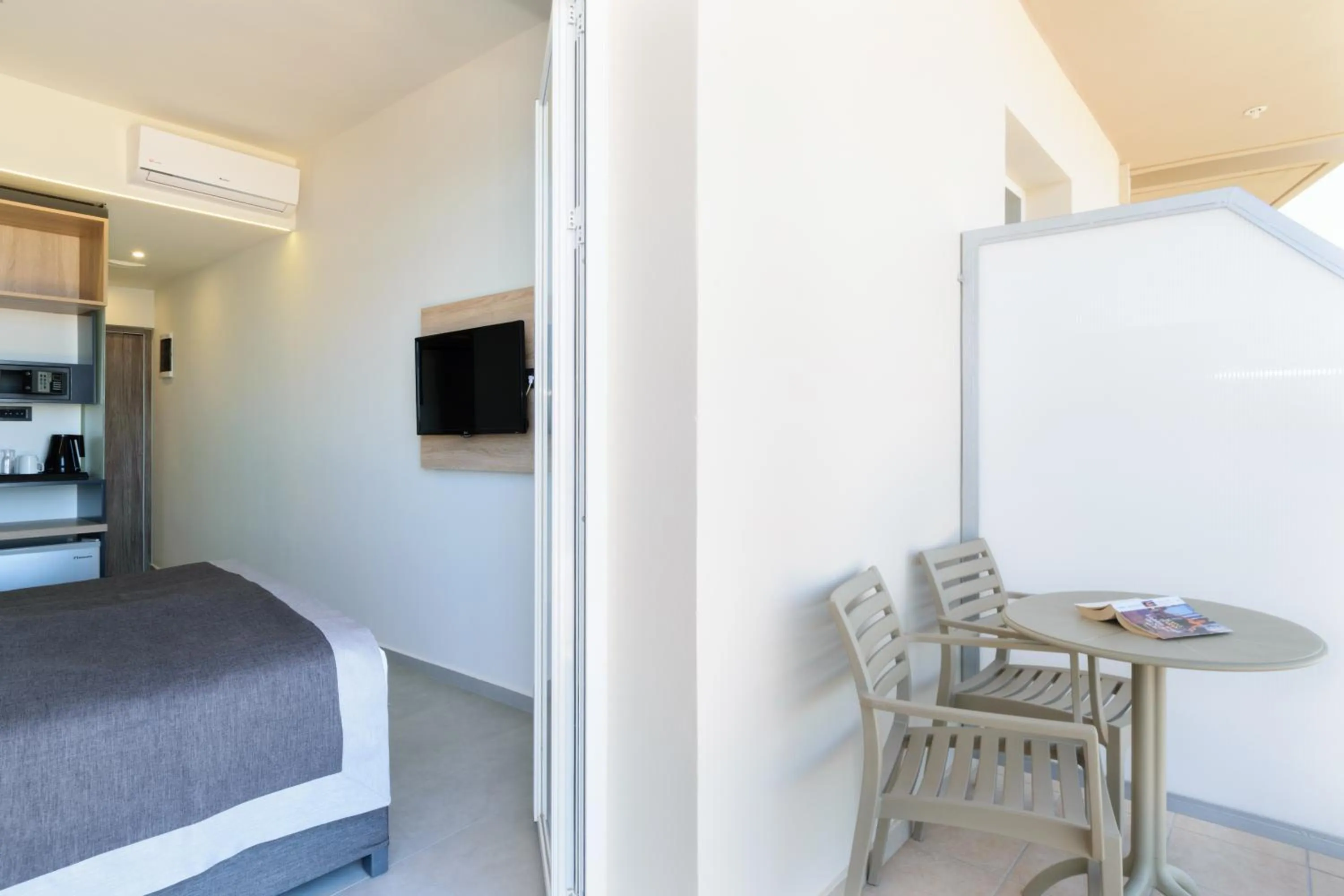 Balcony/Terrace, Bed in Renieris Hotel