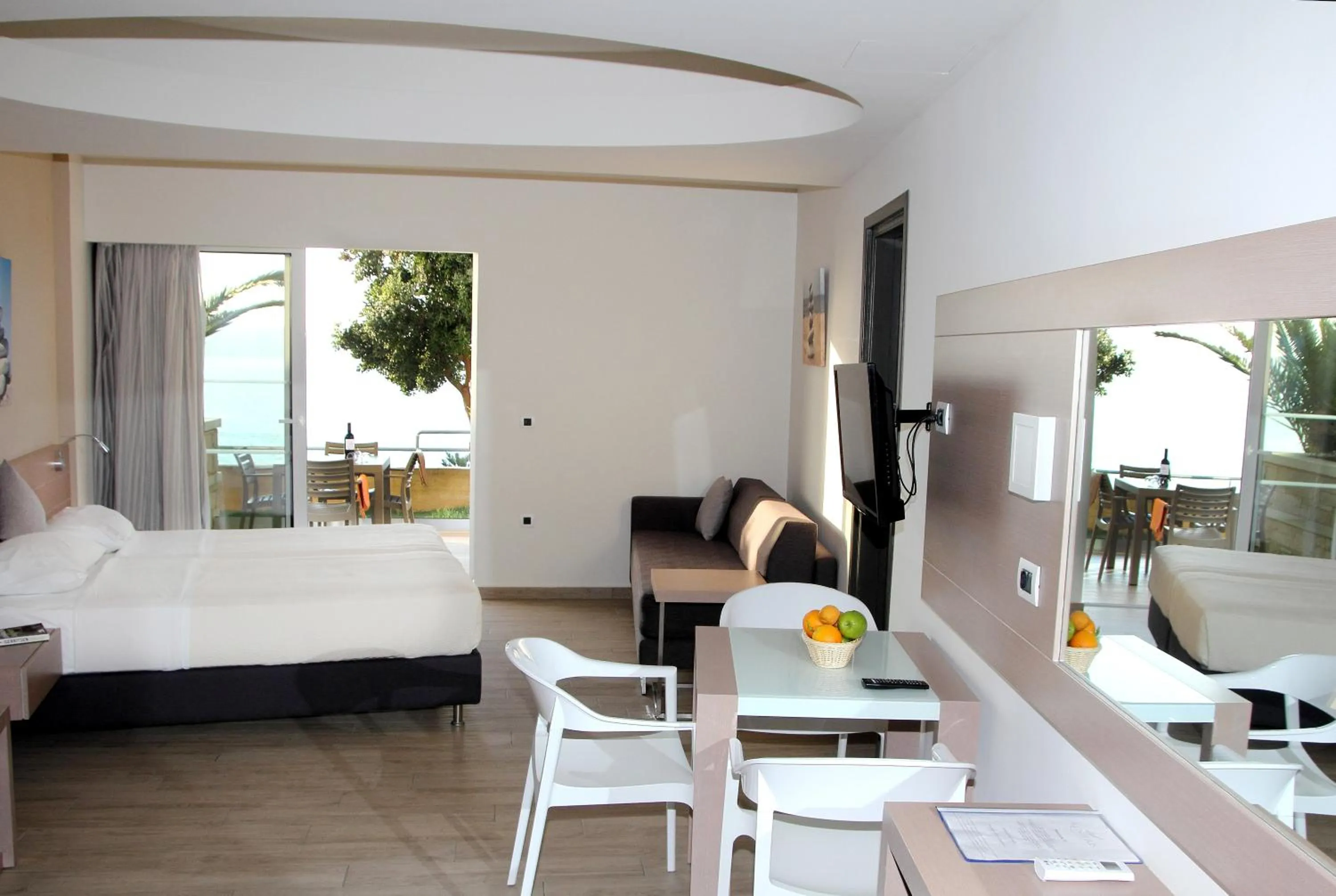 Balcony/Terrace, Bed in Renieris Hotel