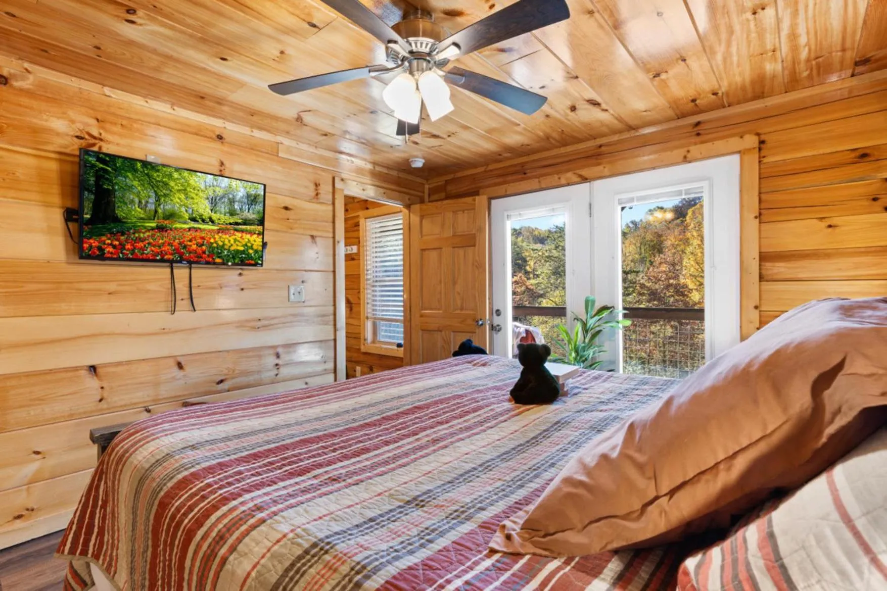 Communal lounge/ TV room, Bed in Family Oasis By Ghosal Luxury Lodging