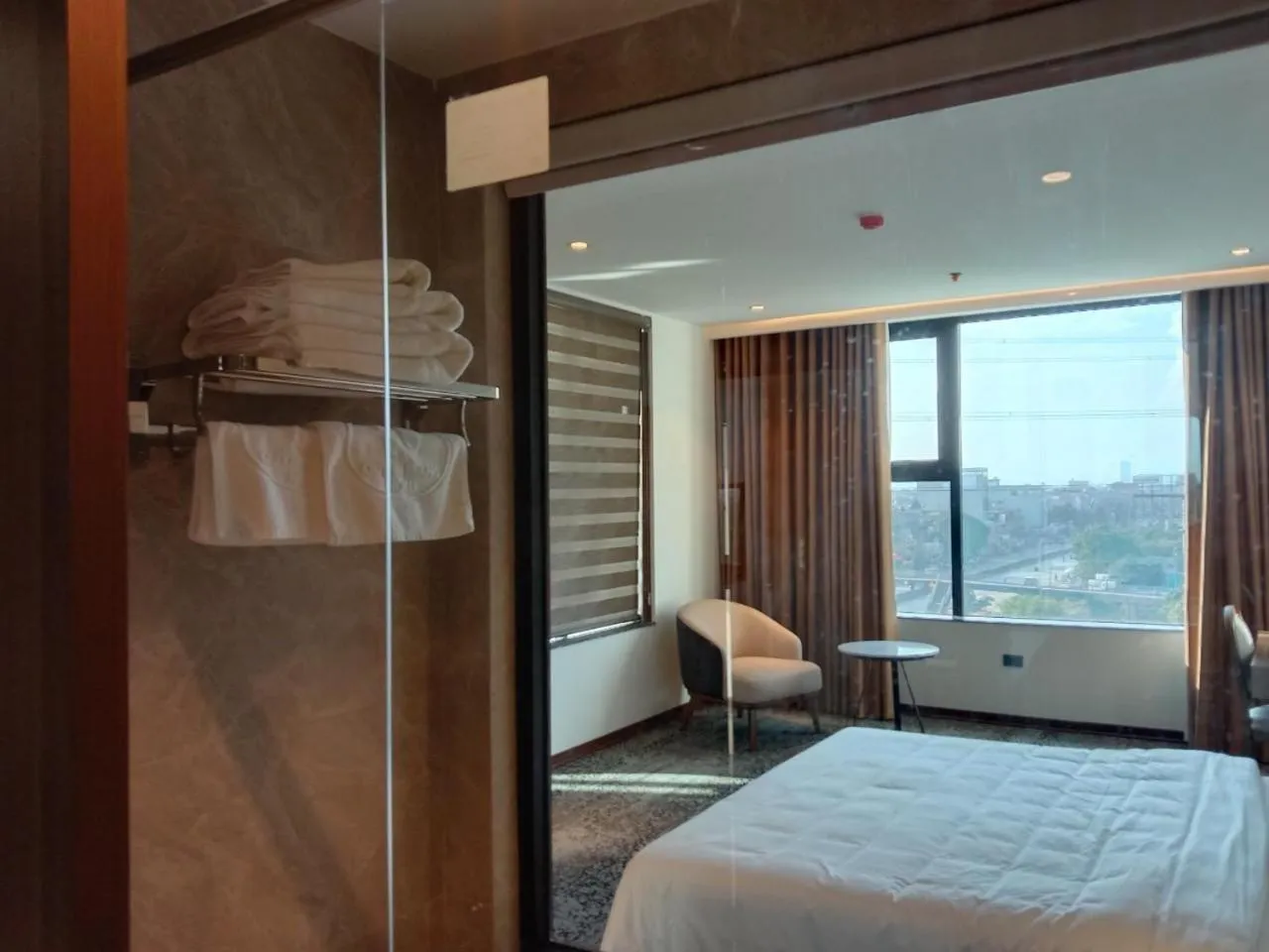 Shower, Bed in Quynh Trang Hung Yen Hotel