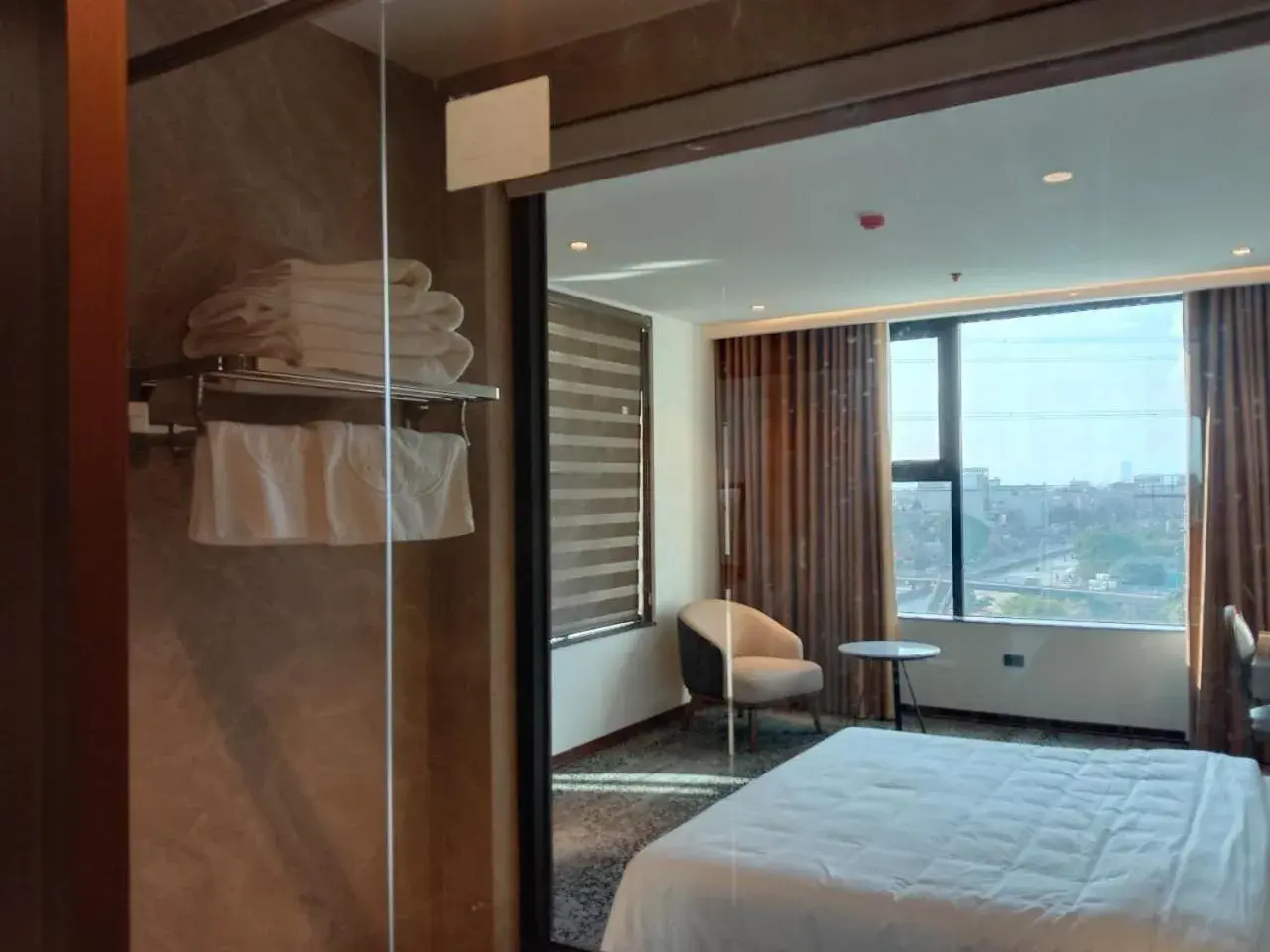Shower, Bed in Quynh Trang Hung Yen Hotel Shower, Bed in Quynh Trang Hung Yen Hotel