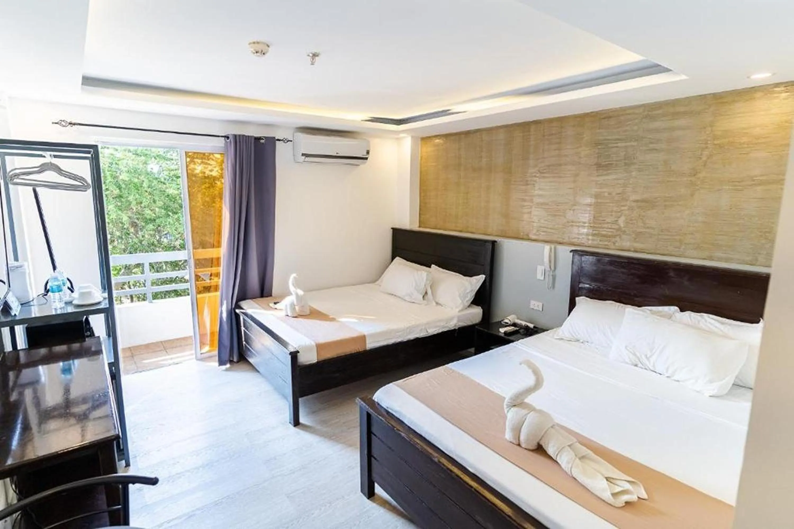 Bedroom in Spotlight Hotel near Hundred Islands Wharf