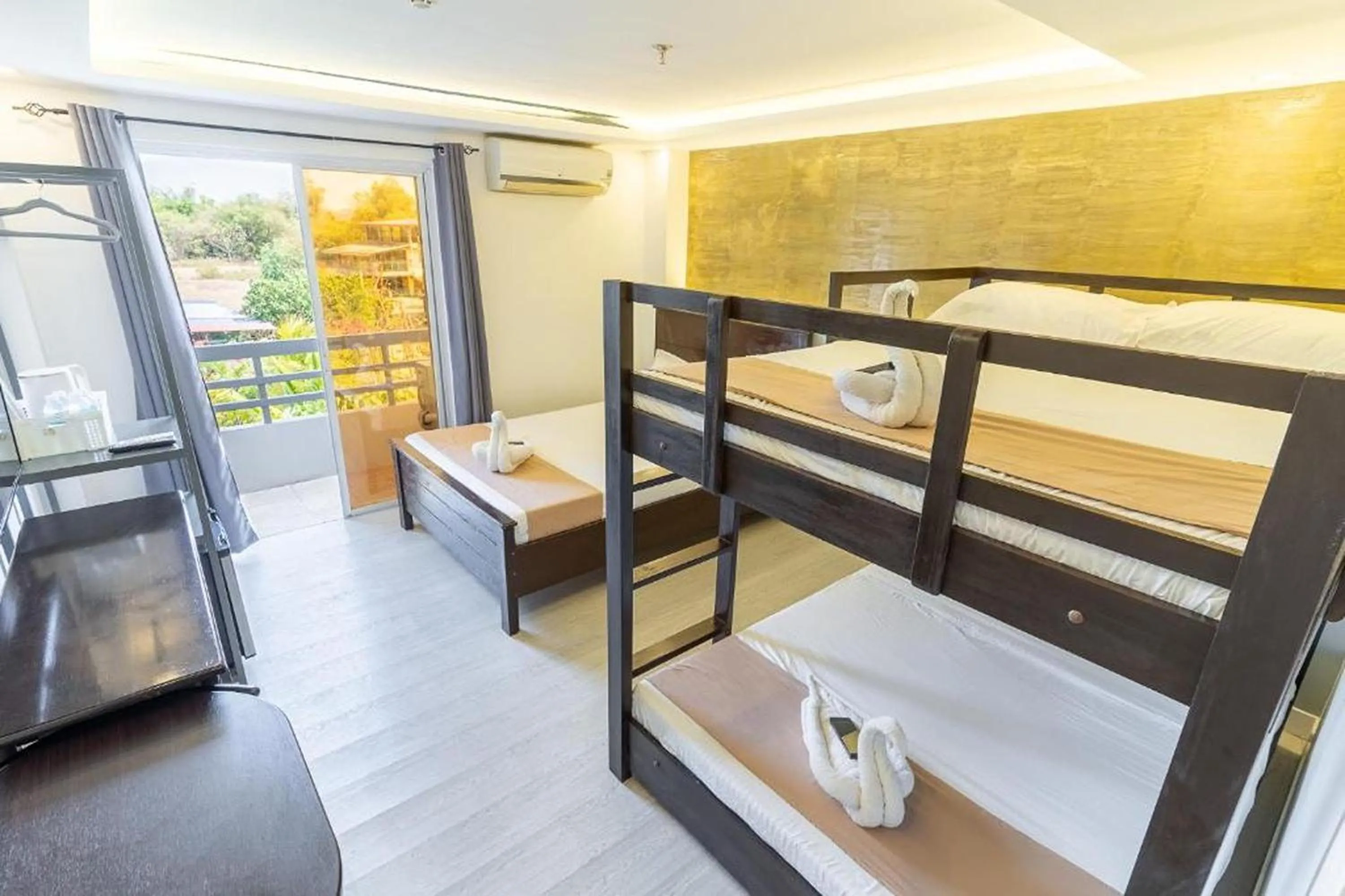 Bedroom in Spotlight Hotel near Hundred Islands Wharf