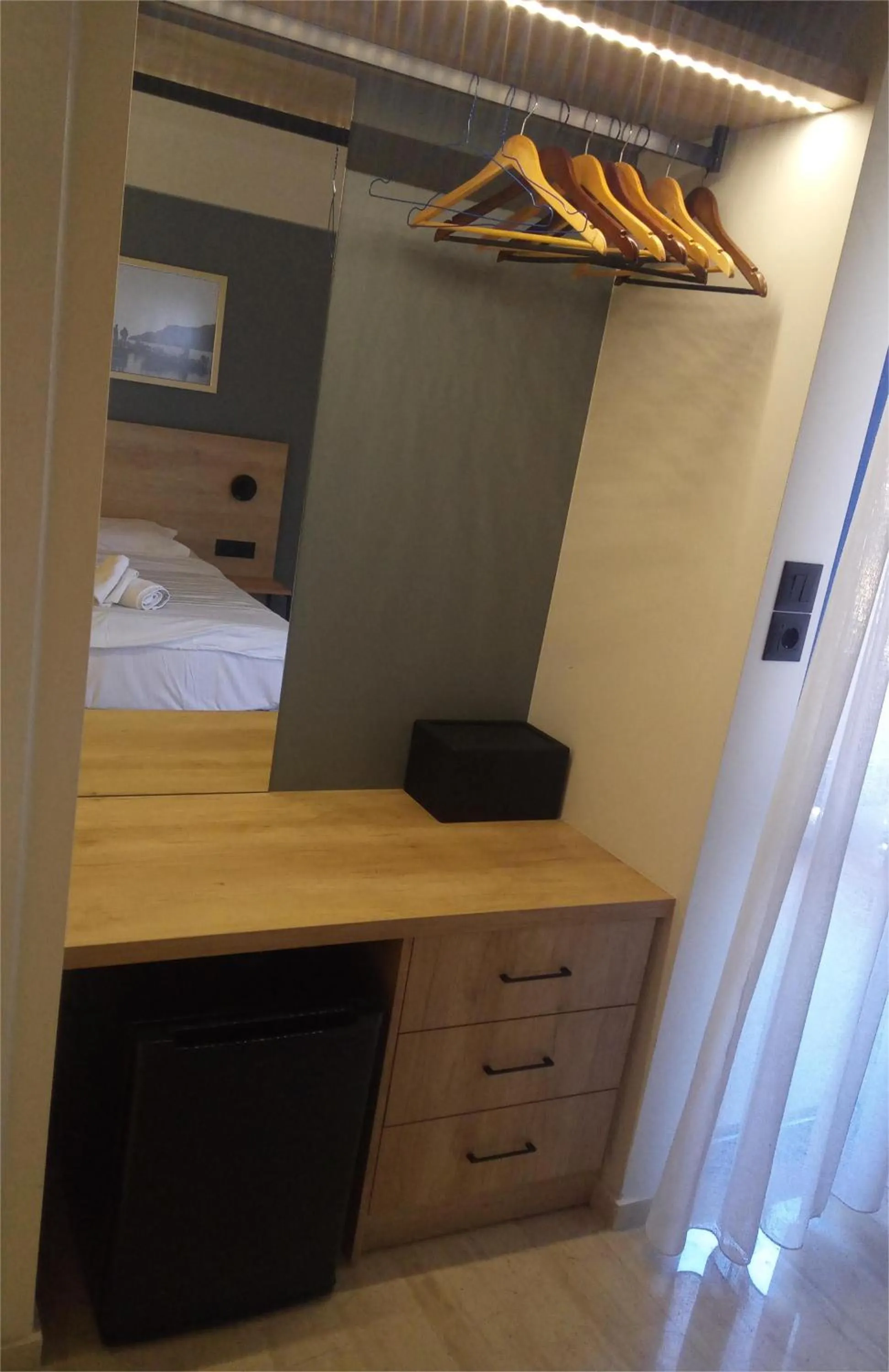 wardrobe, Bed in Horizon Beach Hotel