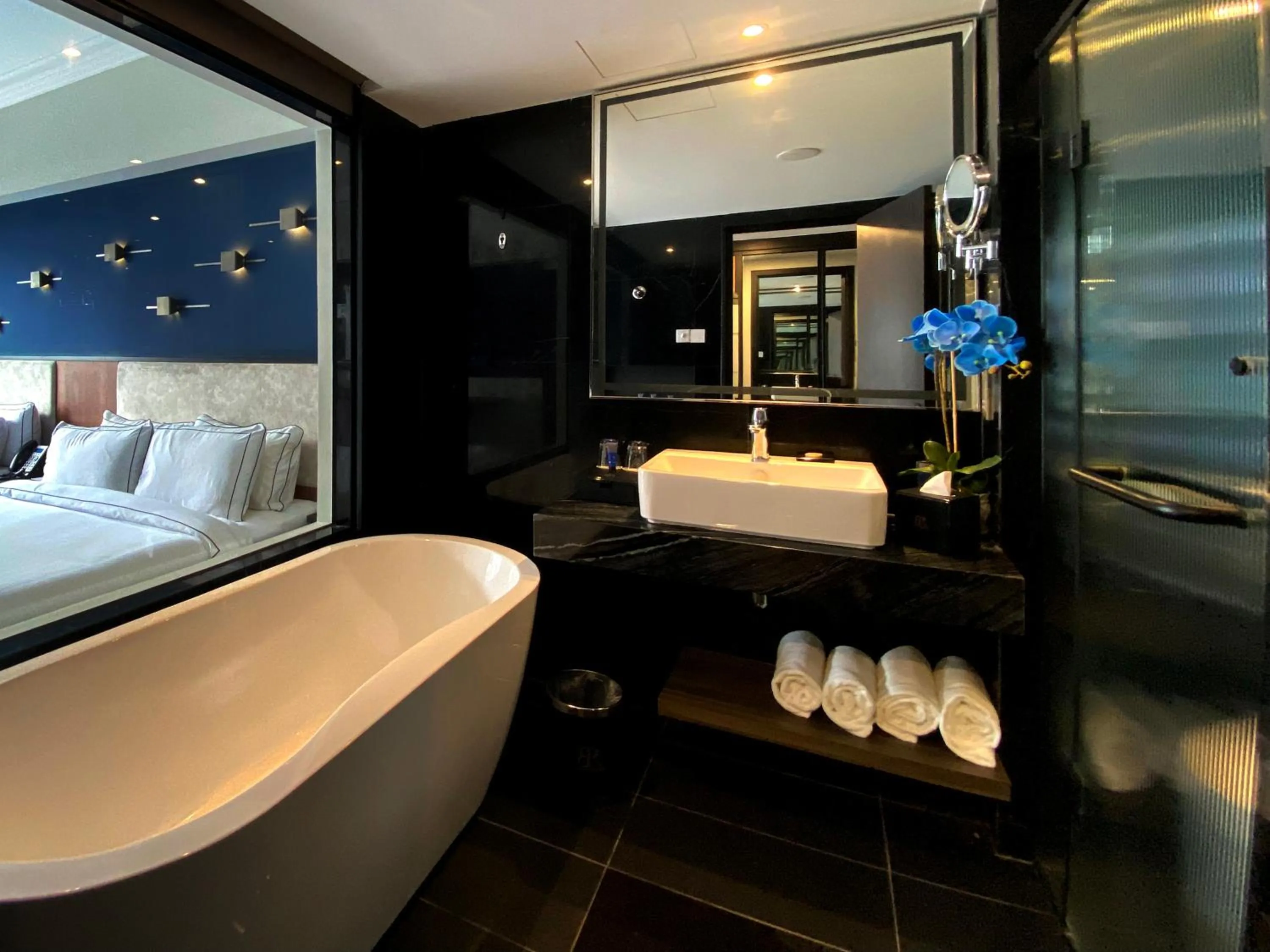 Bathroom, Bed in Bertam Resort & Water Park Penang