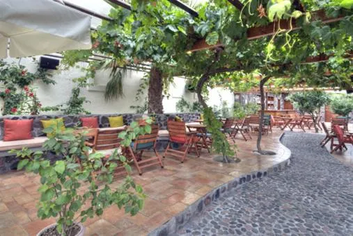 Restaurant/places to eat in Pelican Hotel