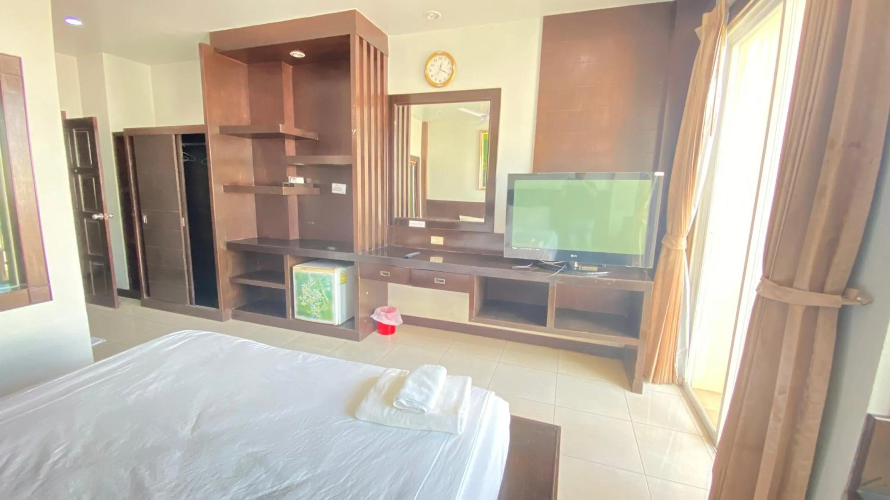 Communal lounge/ TV room, Bed in SM Patong Resort