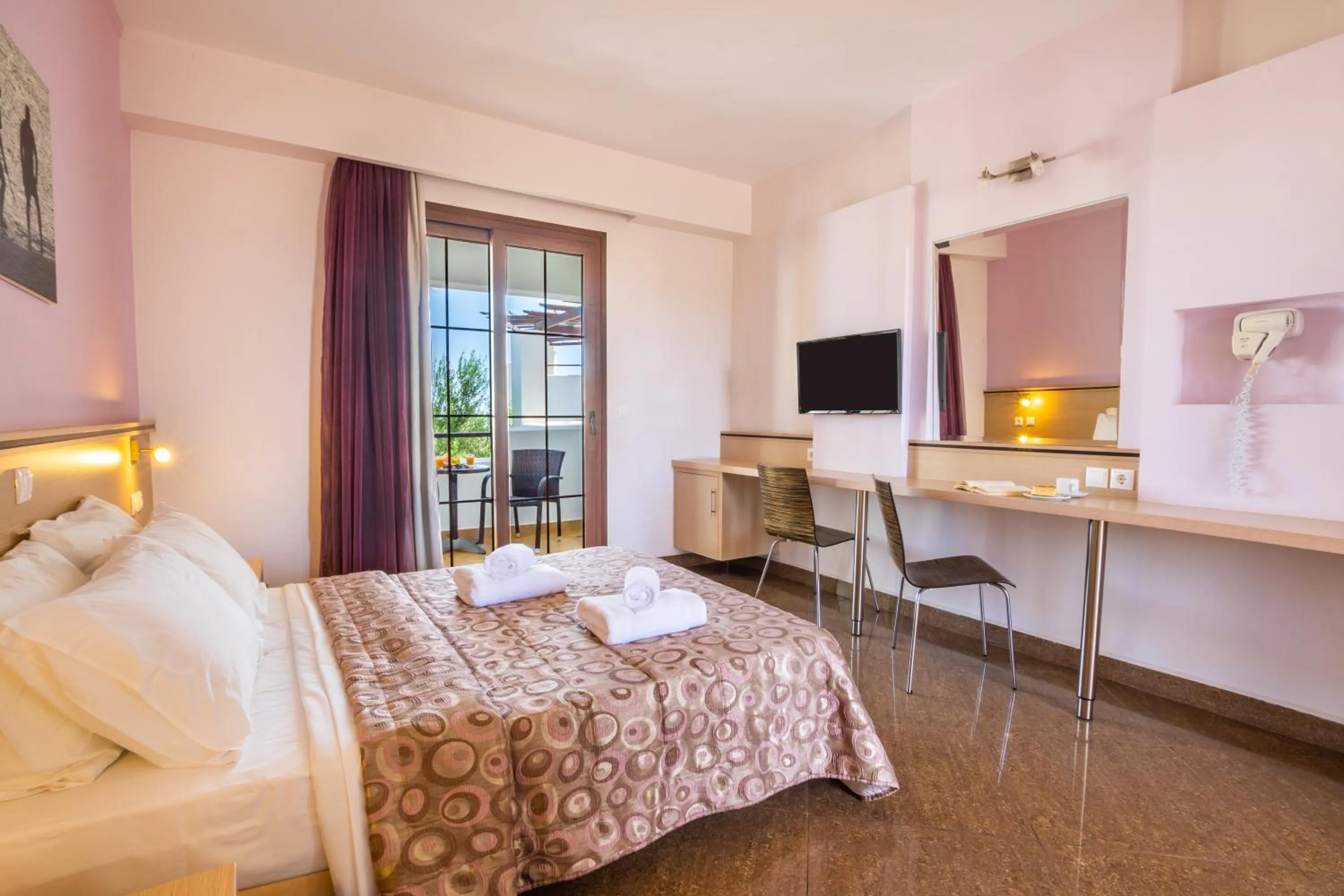 TV and multimedia, Bed in Irini Hotel