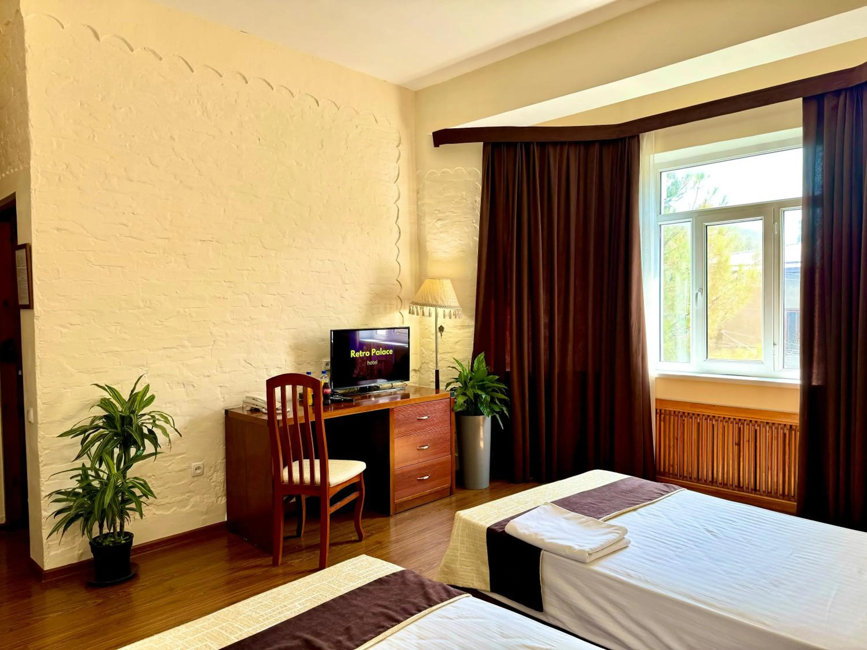 Communal lounge/ TV room, Bed in Retro Palace