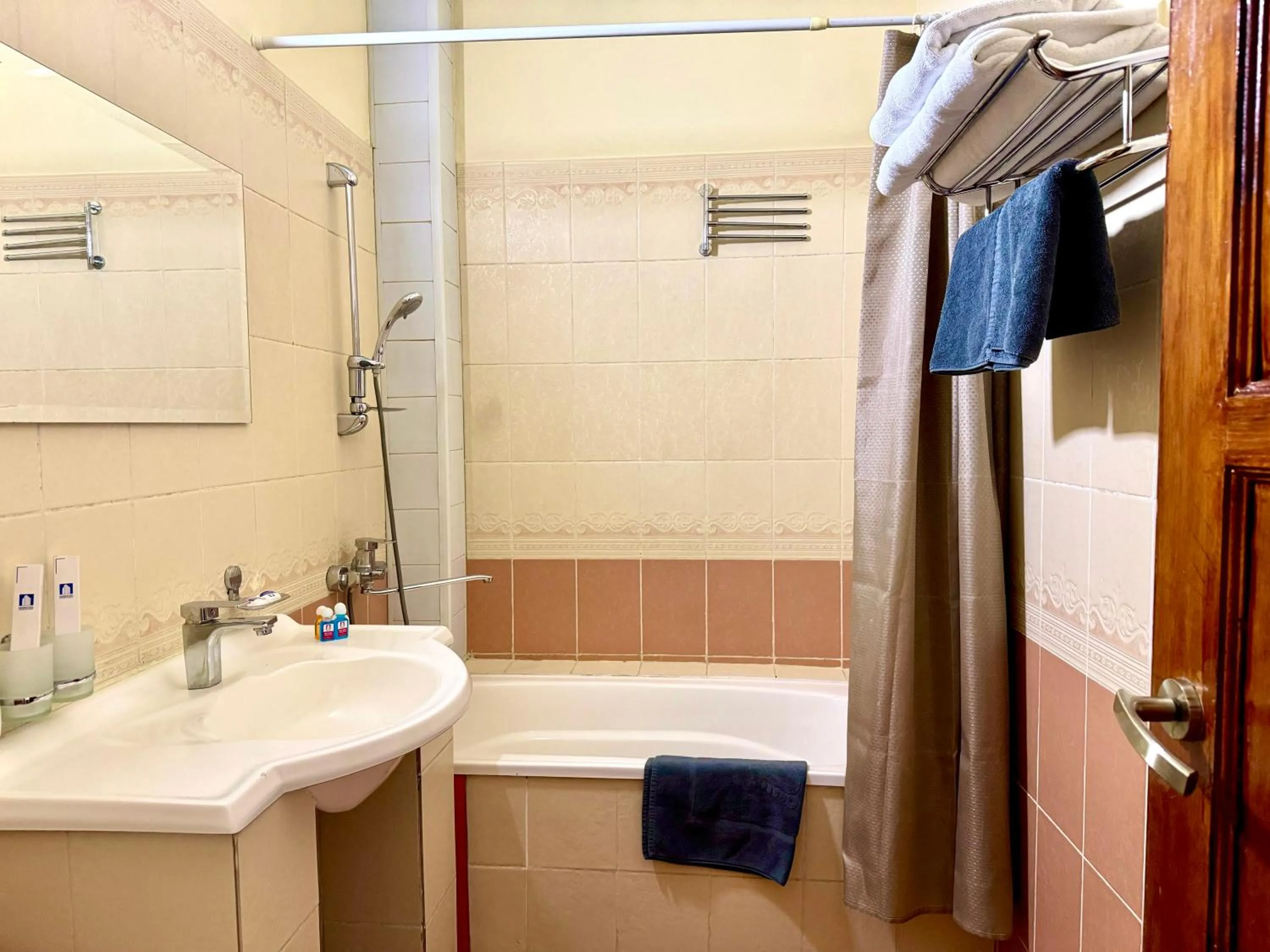 Bathroom in Retro Palace