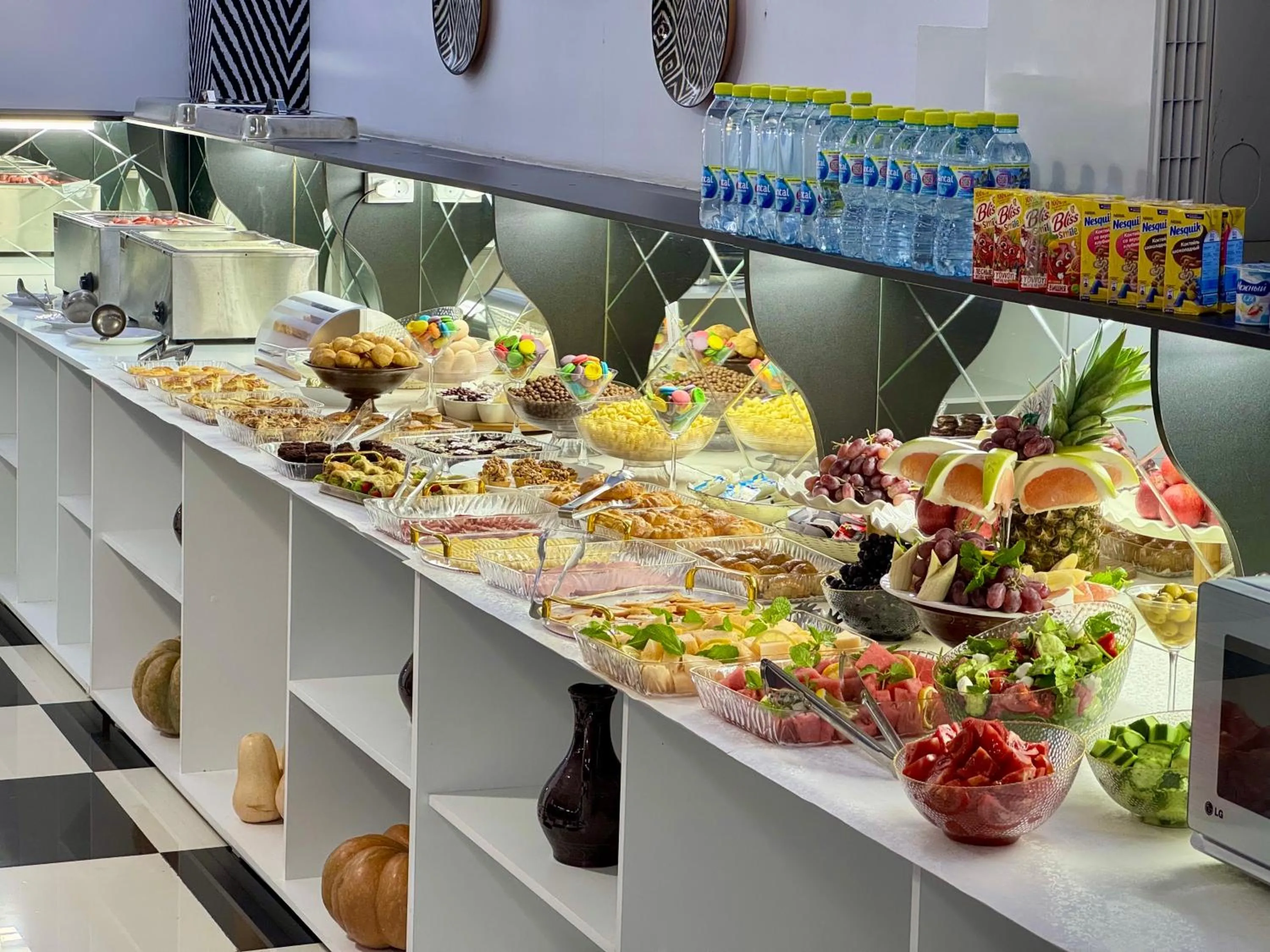 Restaurant/places to eat in Retro Palace