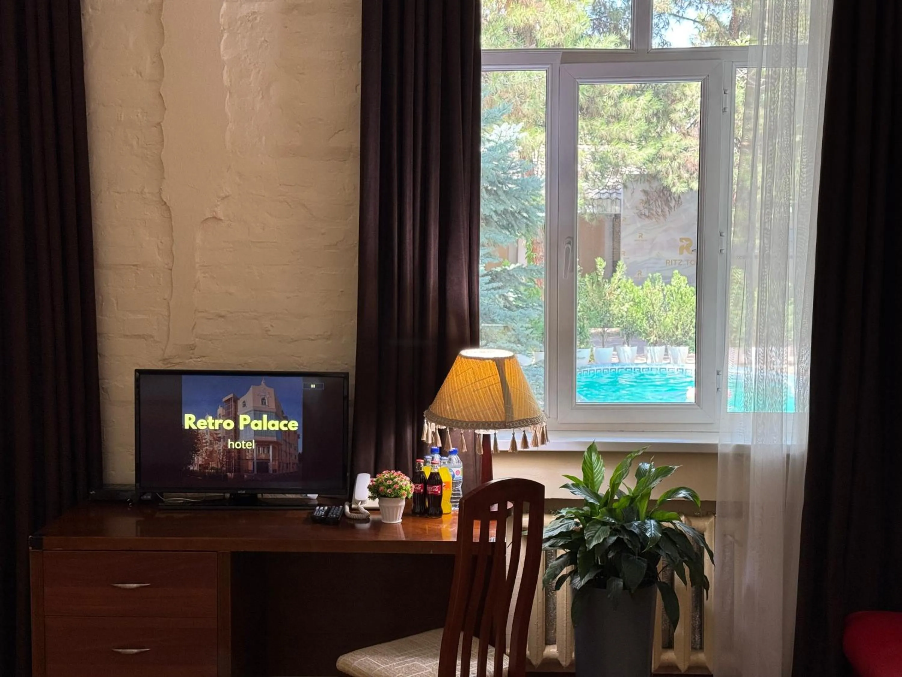 Communal lounge/ TV room in Retro Palace