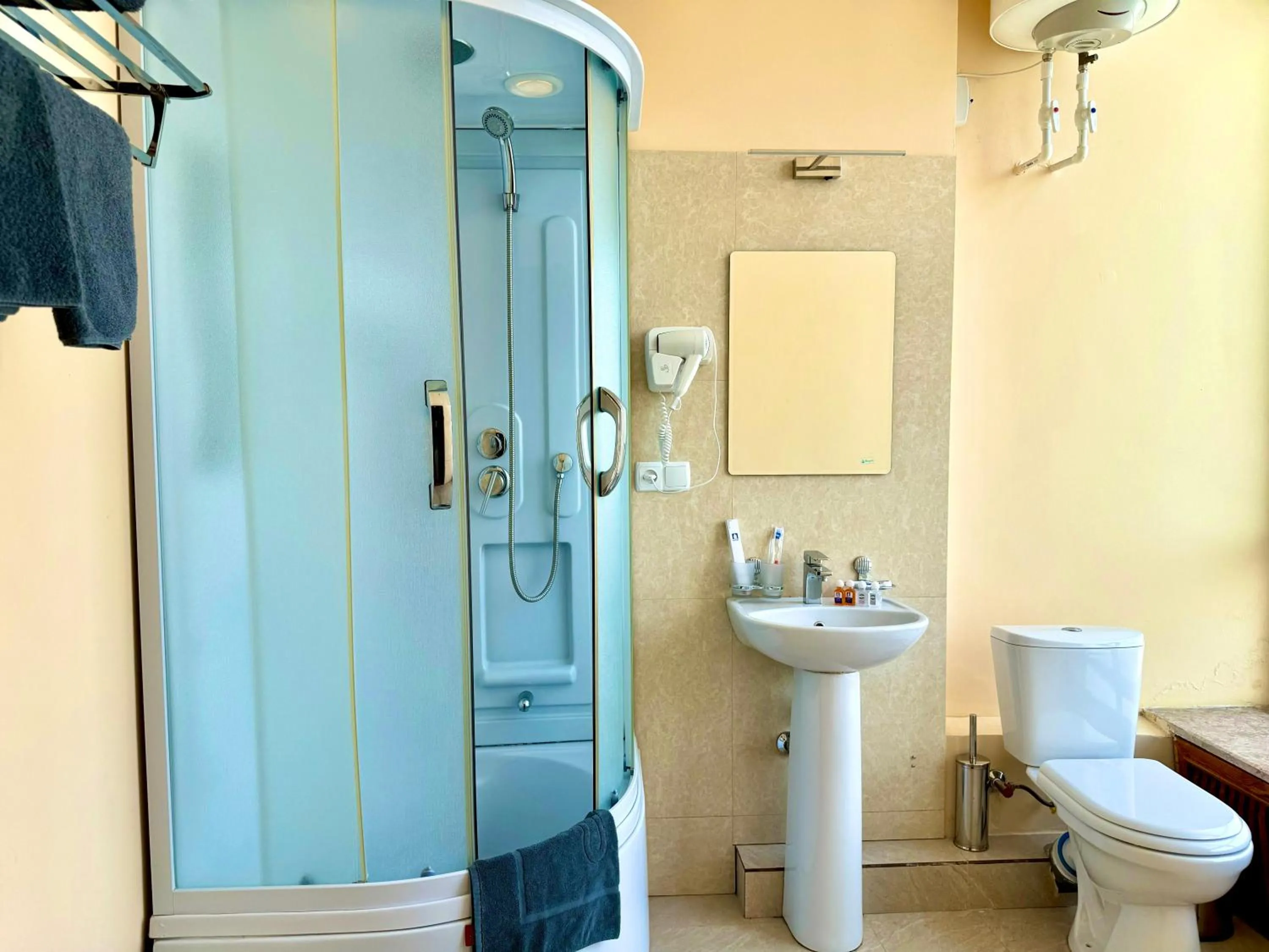 Shower in Retro Palace