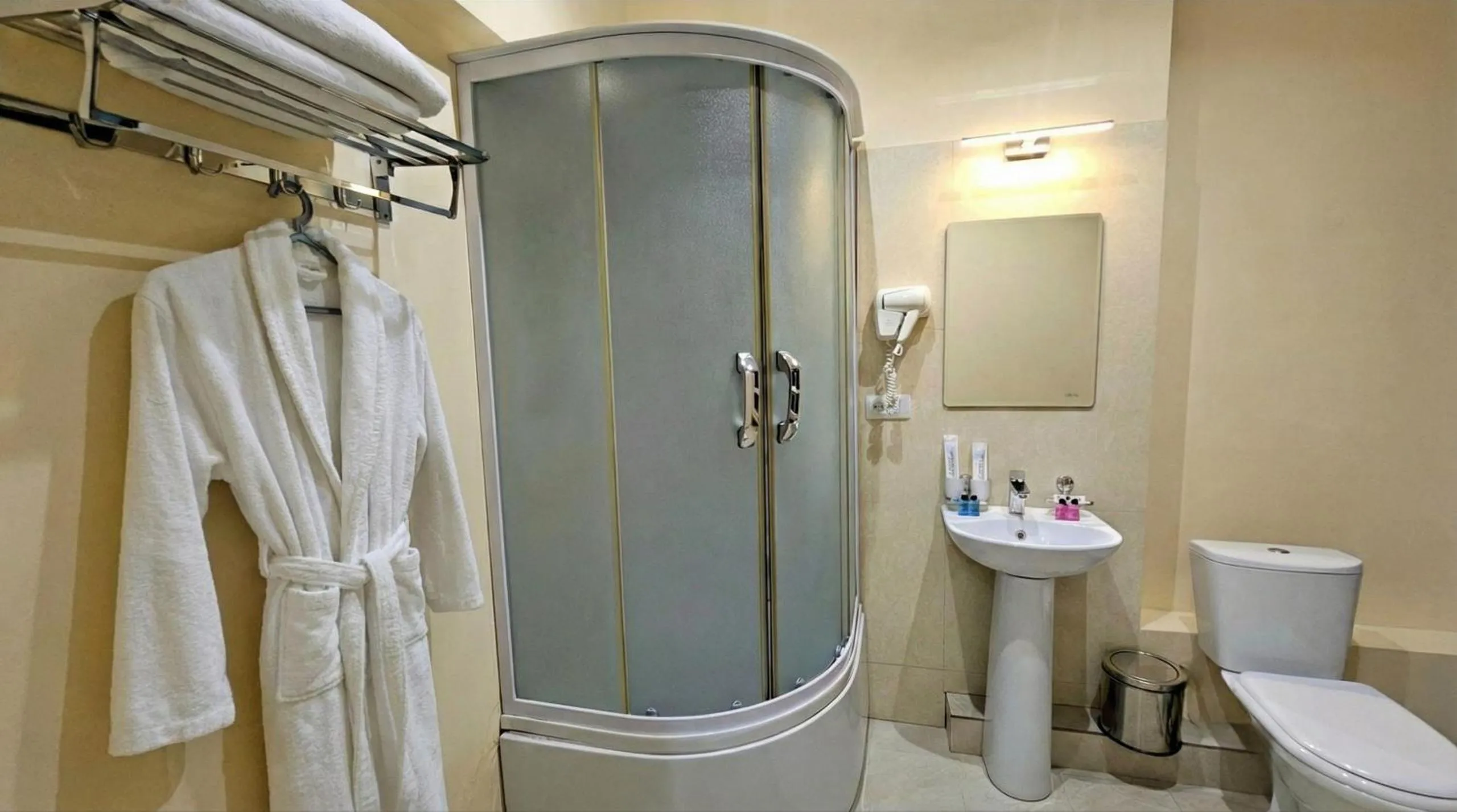 Shower in Retro Palace