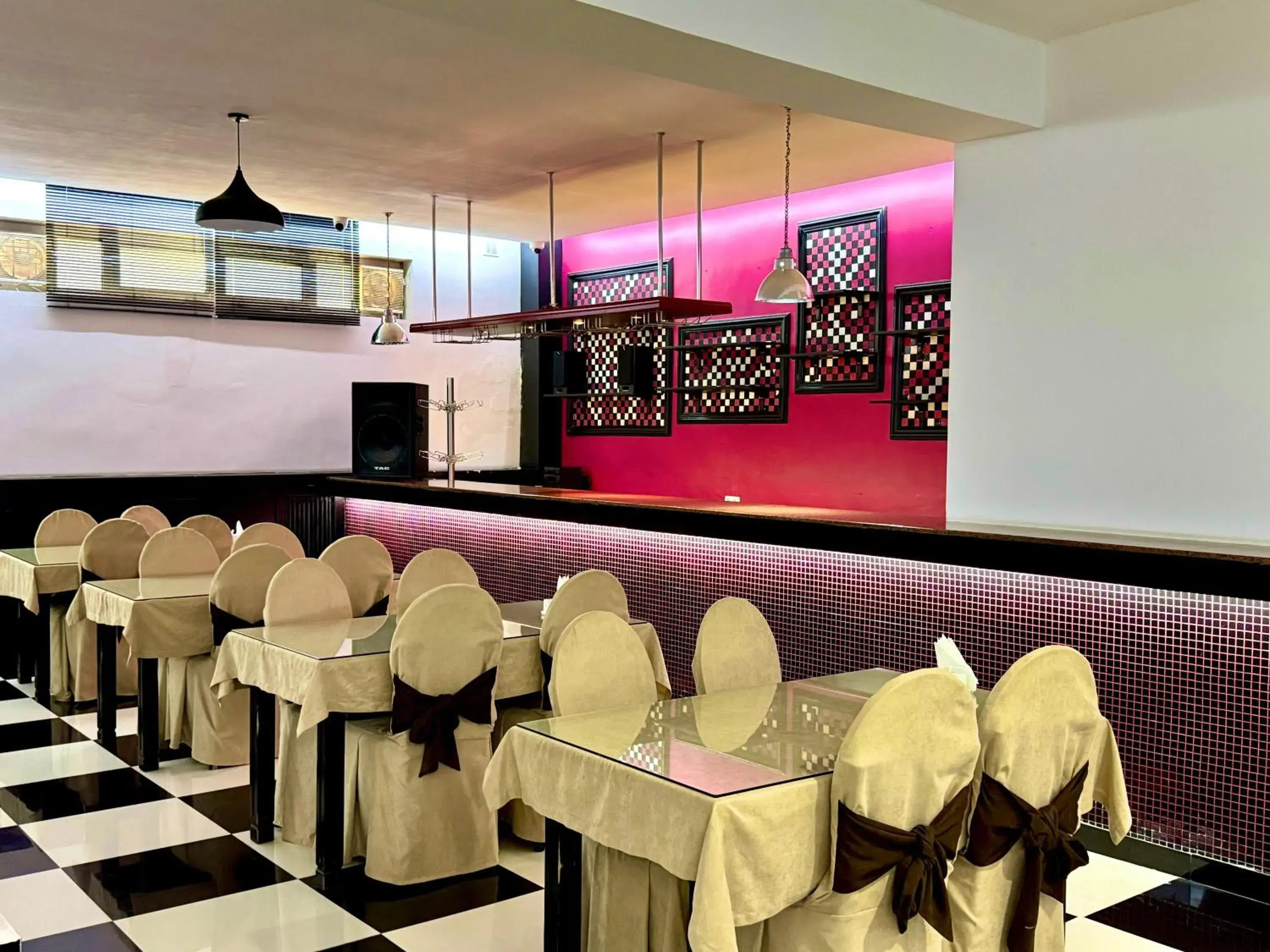 Restaurant/places to eat in Retro Palace Restaurant/places to eat in Retro Palace