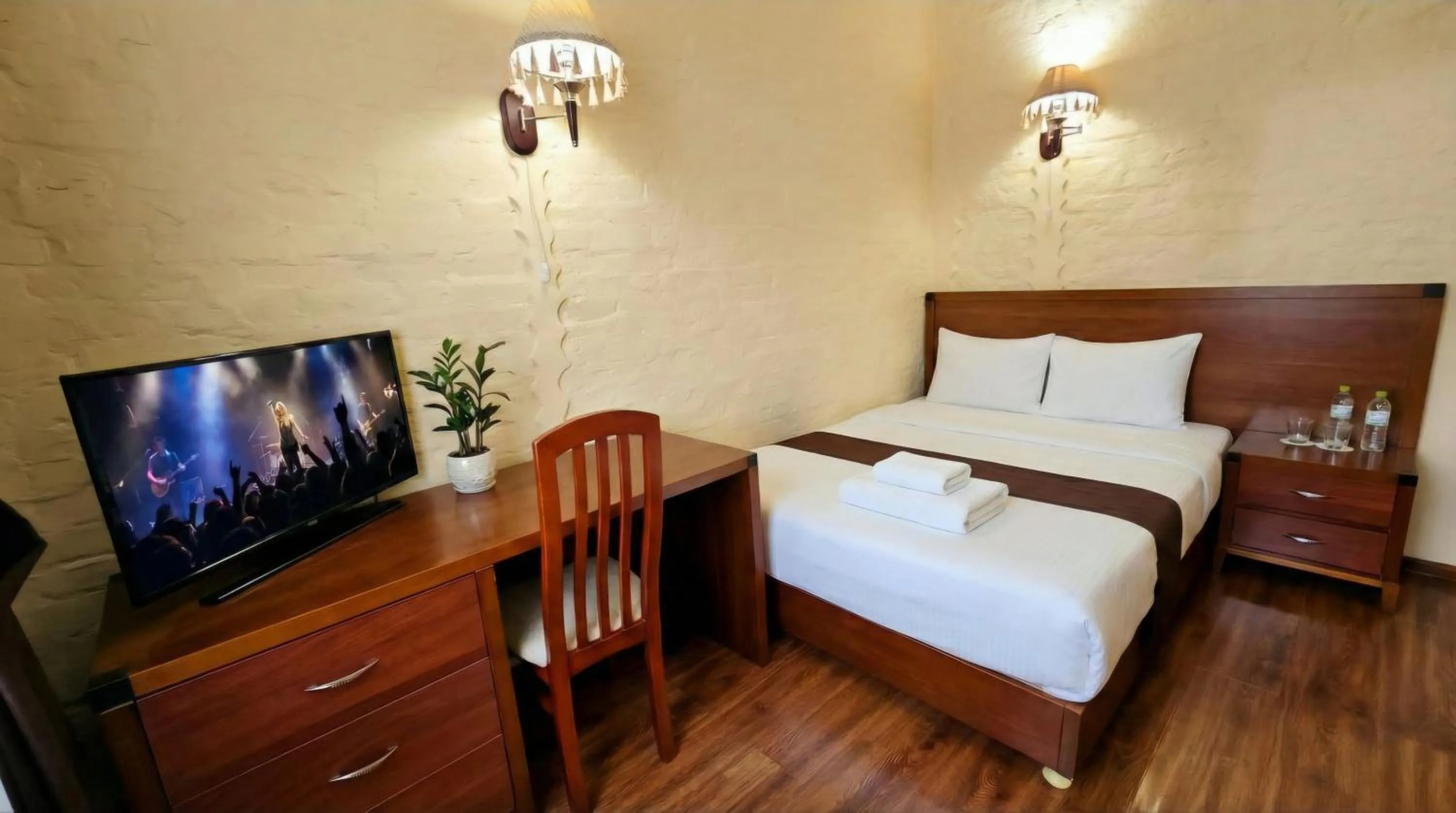 Communal lounge/ TV room, Bed in Retro Palace