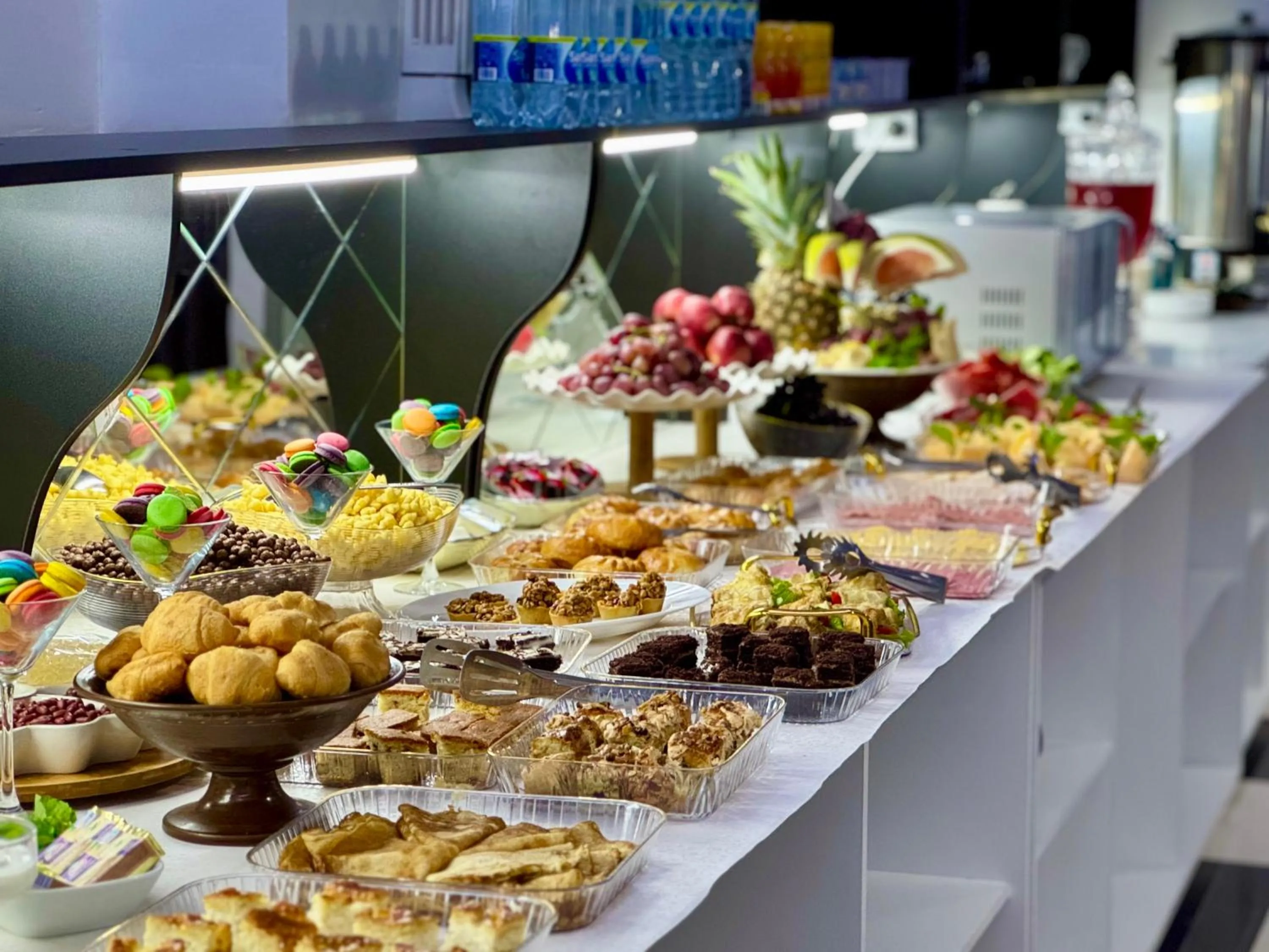 Restaurant/places to eat in Retro Palace