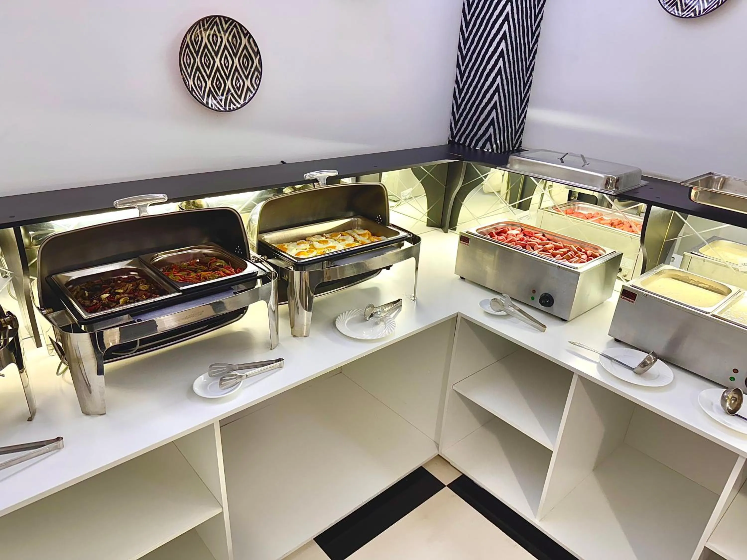 Restaurant/places to eat in Retro Palace