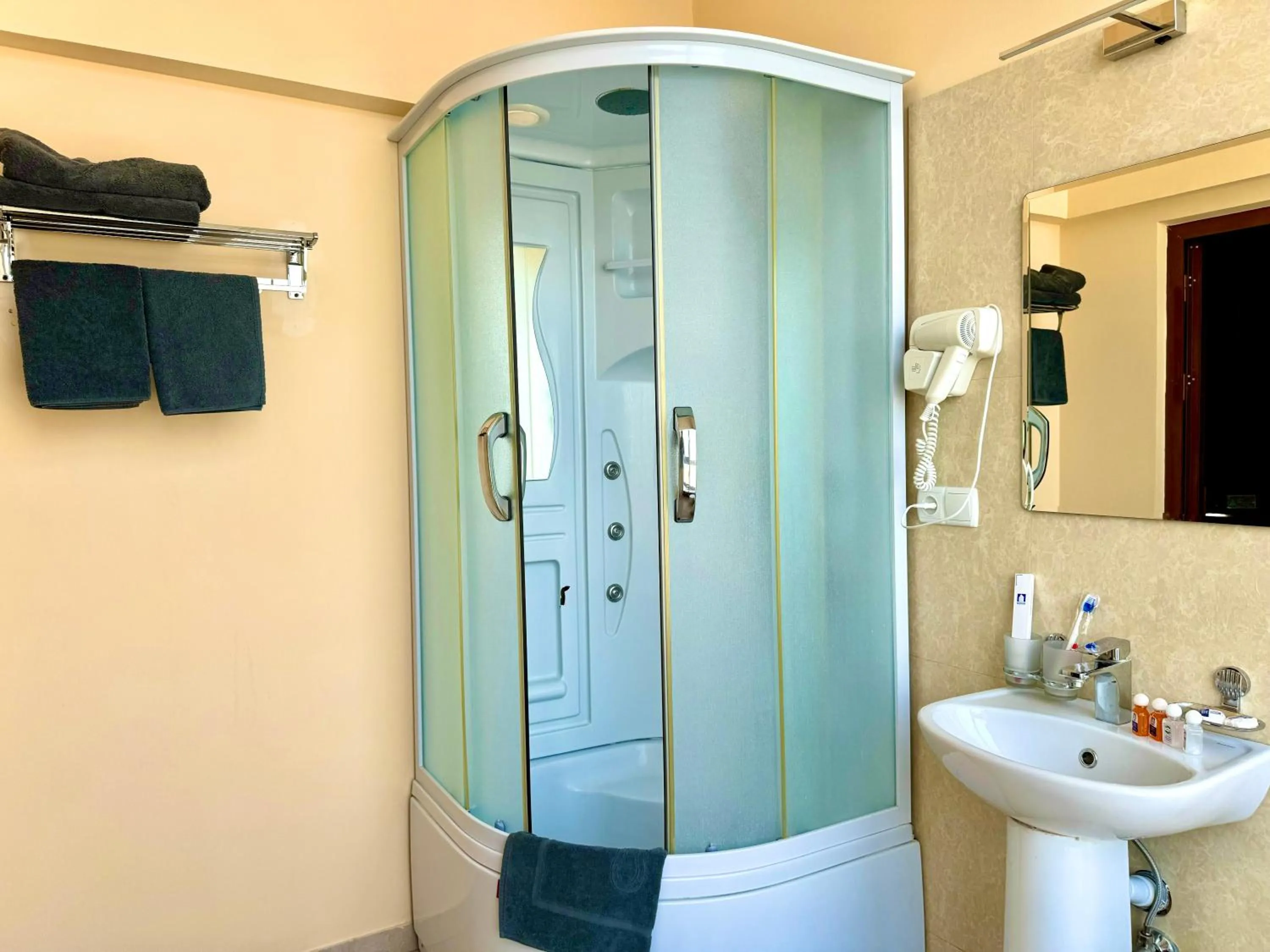 Shower in Retro Palace