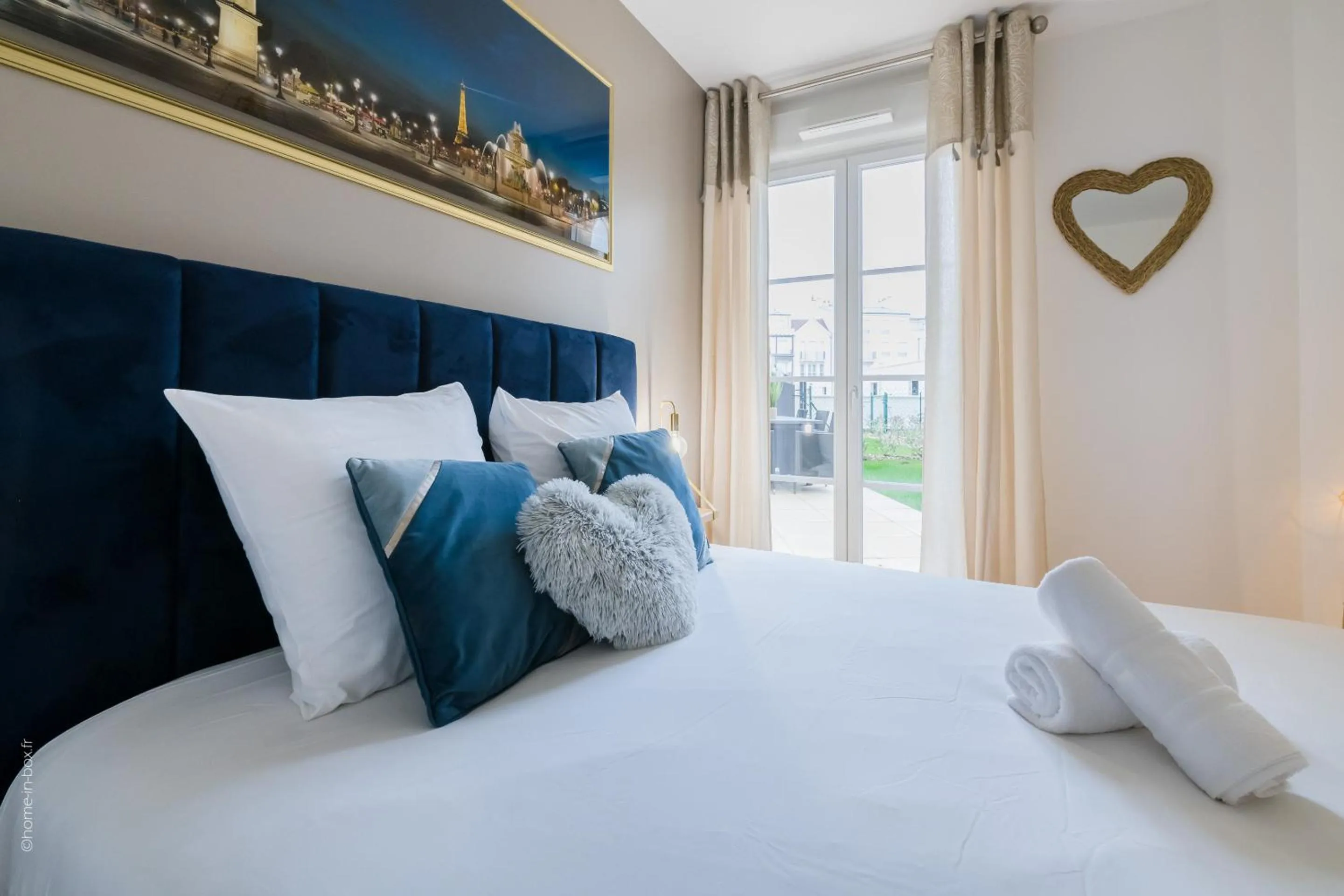 Bedroom, Bed in Columbus Garden By Plaza