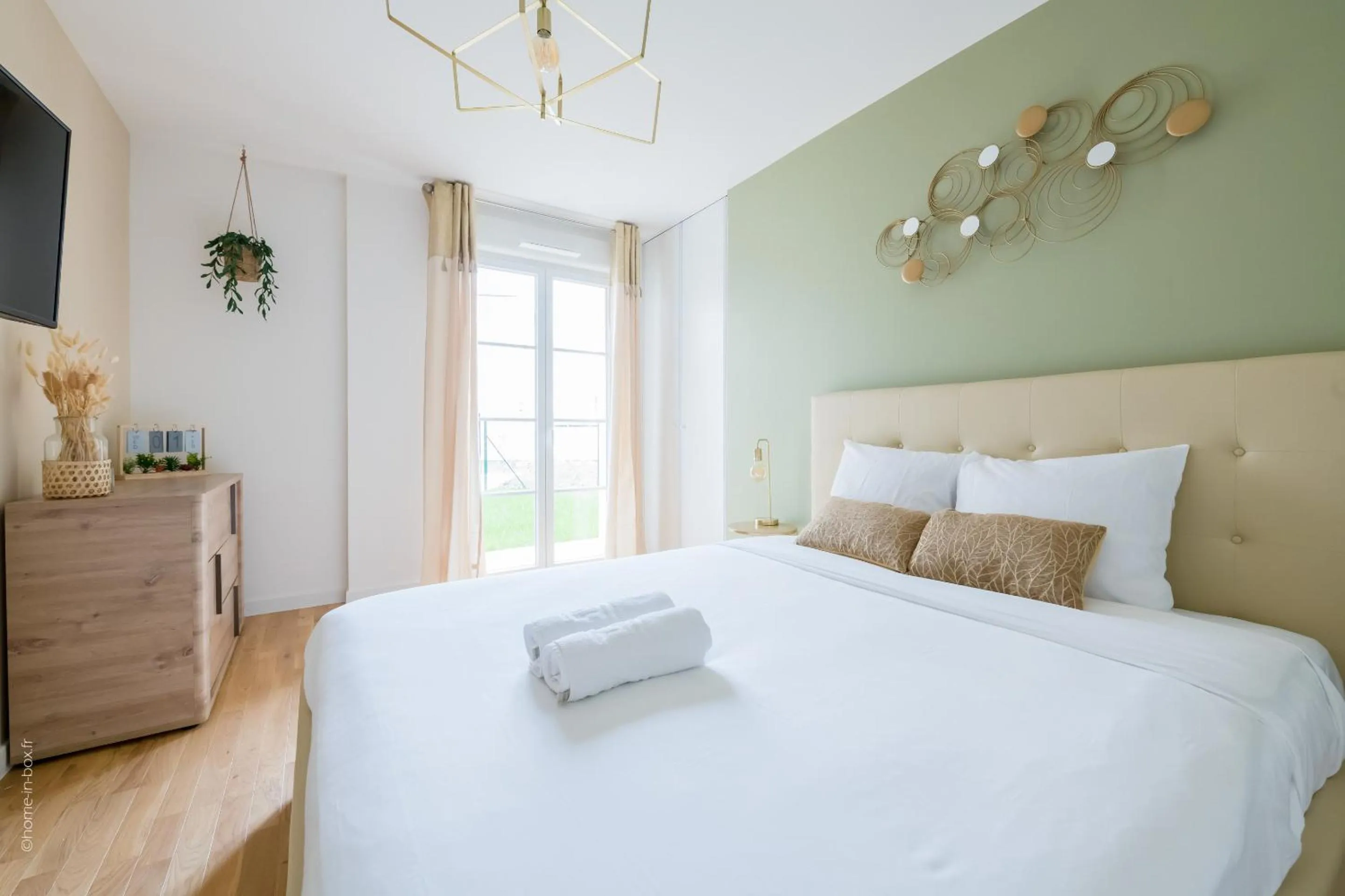 Bedroom, Bed in Columbus Garden By Plaza