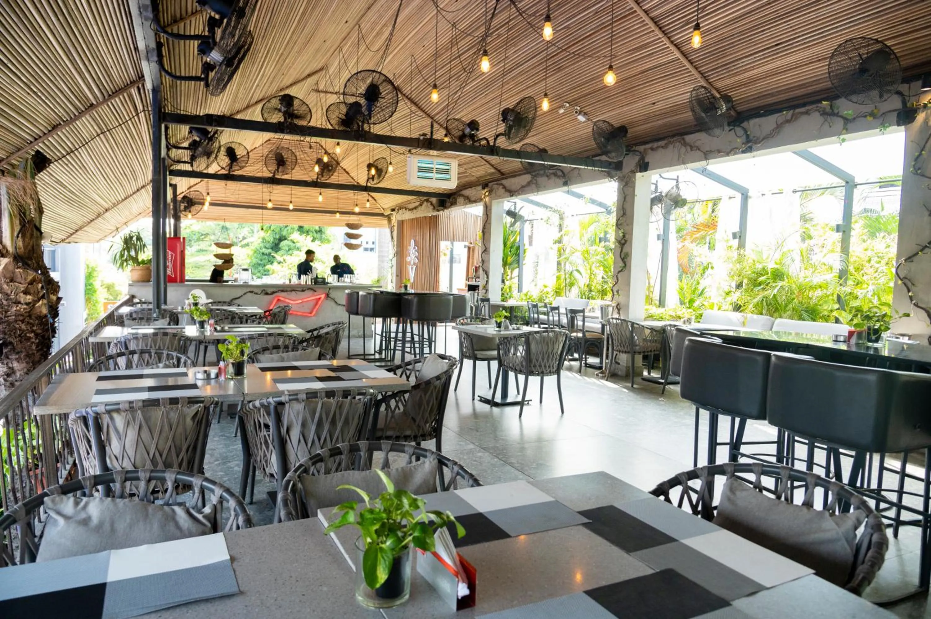 Restaurant/places to eat in Vertigo Hotel